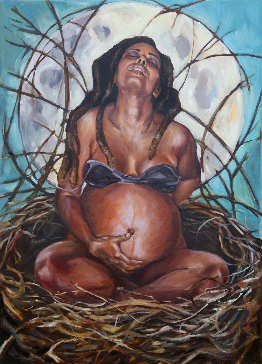 Thông tin b.ệ.n.h nhân A-I-D-S chuẩn bị nhập viện sinh con đã khiến cả khoa sản náo loạn. Các y tá đồng thanh nói:

- “Ai sẽ chịu trách nhiệm trong trường hợp bị lây n.h.i.ễm.?”

Ngay cả một số bác sĩ cũng phản đối :

- “Nếu bệnh nhân khác bị lây nhiễm qua dụng cụ phẫu thuật và giường chiếu thì phải làm thế nào?”.

Sau một hồi tranh luận, cuối cùng bệnh nhân cũng được sắp xếp vào chiếc giường số 13, phòng cách ly đặc biệt của khoa sản. Khi trưởng khoa phân công trực ban, không ai muốn nhận vào trong đó. Cuối cùng chỉ còn lại tôi – một y tá vừa tốt nghiệp ba tháng, nơm nớp lo sợ bước vào căn phòng.

Vừa vào tới phòng, người mẹ sắp sinh mỉm cười với tôi. Tôi cứ nghĩ rằng những phụ nữ mắc loại bệnh này hẳn sẽ phấn son trang điểm lòe loẹt. Nhưng không phải vậy, cô cũng như những người phụ nữ bình thường khác, khuôn mặt hiền từ, mái tóc dài ngang vai, chân đi đôi giày búp bê…

“Cảm ơn cô!”

Một giọng nói trong veo và nhẹ nhàng, cô là một phụ nữ bình thường nhưng lại mắc căn bệnh không hề bình thường chút nào.

Thì ra người mẹ trẻ tại giường số 13 này là một cô giáo trung học phổ thông. Một hôm trên đường từ trường về nhà, cô bị t.a.i nạn xe hơi. Vì mất quá nhiều m.á.u nên cô phải truyền m.á.u gấp và không may bị nhiễm H-I-V.

Đến tận khi cô đi khám thai, bác sĩ mới phát hiện cô đã mắc phải căn bệnh thế kỷ. Cuộc đời cô đã bước sang một ngã rẽ mới, ảm đạm và mờ mịt với kết cục buồn phía trước.

Đáng thương nhất là đứa bé trong bụng, nguy cơ bị lây nhiễm cũng rất cao, xác suất không dưới 20% đến 40%. Người mẹ không còn hệ thống miễn dịch, vì thế các biến chứng trong quá trình sinh là vô cùng nguy hiểm.

Khi chồng cô đến đã khiến cho cả khoa một phen kinh ngạc. Chồng của một phụ nữ bị A-I-D-S thì trông thế nào nhỉ? Khác xa với tưởng tượng của chúng tôi, chồng cô là một nhân viên văn phòng giỏi máy tính, đeo kính cận, cao ráo, lịch sự, và có phong thái rất đĩnh đạc.

- “Anh à, anh đoán xem con chúng ta sẽ giống em hay giống anh hơn?”

Tôi đang trải ga giường, nghe thấy những câu nói nhỏ nhẹ nỉ non của đôi vợ chồng trẻ thì sống mũi cay cay, nước mắt bắt đầu rơm rớm. Thì ra họ là một gia đình hạnh phúc.

- “Tất nhiên là giống anh rồi, nếu là con gái thì mới giống em chứ!”

Cô vợ nghe vậy còn phụng phịu làm nũng ra điều không chịu.

Khi tôi bước ra khỏi phòng bệnh, nước mắt tôi chảy dài, trái tim tôi chua xót vô cùng.

Hàng ngày cô ấy phải uống nhiều loại thuốc khác nhau để kiểm soát lượng virus H-I-V, hầu như ngày nào cũng phải lấy m.á.u và truyền dịch. Hai cánh tay đầy đặn, nõn nà nay đã chi chít những vết kim tiêm.

Tôi là y tá mới ra trường, vốn sống còn ít ỏi lại khá “nhát gan”. Nhất là những lúc lấy m.á.u, tôi vẫn thường làm cô ấy đau đến chảy nước mắt, nhưng cô chưa bao giờ nổi cáu với tôi, chỉ âm thầm cắn răng chịu đựng, thỉnh thoảng còn mỉm cười nói "không sao".

Chỉ vài ngày sau khi cô nhập viện, tôi dần dần rất thích cô ấy.
Tuy còn vài ngày nữa mới đến ngày sinh, nhưng cả khoa đã chuẩn bị sẵn sàng.

Cô năm nay đã 31 tuổi lại mang trong mình căn bệnh A-I-D-S, nên bệnh viện cả trên lẫn dưới đều trong trạng thái đề phòng cao độ. Nhưng bản thân cô lại rất bình tĩnh, hàng ngày đều đọc sách và nghe nhạc, còn viết thư tình hoặc vẽ tranh tặng con yêu.

Một hôm tôi đánh bạo hỏi:

- "Tại sao cô lại sinh đứa bé ra, rằng cô có biết nguy cơ lây nhiễm là rất cao?"

Cô vừa mỉm cười vừa trả lời tôi:

- “Con tôi đã đến với tôi, đó là duyên nợ, hơn nữa tôi không có quyền cướp đi sinh mệnh của bất kì ai.”

Tôi do dự, nhưng vẫn quyết định hỏi:

- “Nếu cháu bị nhiễm H-I-V thì sao?”

Cô ấy im lặng một lúc, sau đó tiếp tục nói:

- “Nếu không thử thì con tôi sẽ không có cơ hội sống nào.”

Tâm trạng tôi vừa buồn vừa xót xa, không khí trong căn phòng trở nên ngột ngạt. Khi tôi chuẩn bị ra ngoài, cô đã nhẹ nhàng nắm lấy tay tôi, đôi mắt rưng rưng và nói:

- “Tôi muốn nhờ cô một việc, khi tôi sinh con dù có xảy ra chuyện gì, chồng tôi nhất định sẽ cứu lấy tôi. Nhưng tình trạng của tôi cô cũng biết rồi đó, vì thế nếu thực sự xảy ra chuyện xấu, xin hãy cứu lấy con tôi.”

Tôi cảm động ôm cô và khóc, cô đúng là một người mẹ thực sự.

Dưới ánh đèn huỳnh quang nhạt màu, cô nằm yên lặng trên bàn mổ, thân dưới không ngừng chảy m.á.u, nước ối vẩn đục đã ộc ra. Điều này có nghĩa là thai nhi đang lâm vào tình trạng nguy hiểm vì thiếu oxy.

Thể chất của cô vô cùng đặc thù, không hề có phản ứng với thuốc tê, chỉ có thể chọn mổ sống để lấy thai nhi ra và chấp nhận hy sinh người mẹ. Hai là tiêm thuốc gây mê, nhưng đợi khi thuốc có tác dụng thì em bé trong bụng đã bị ngạt thở hoặc bị sốc vì liều gây mê quá cao, nhưng chỉ như vậy mới có hy vọng cứu được người mẹ.

Cả hai trường hợp đều khiến bệnh viện và gia đình lâm vào tình trạng tiến thoái lưỡng nan.
Cô nắm chặt tay tôi, đôi mắt nhìn tôi như van nài, giọng nói yếu ớt nhưng rất kiên quyết:

- “Cứu lấy con tôi, nhanh cứu lấy con tôi, không cần phải quan tâm đến tôi…!”

Đây là lần đầu tiên tôi chứng kiến cái nhìn tuyệt vọng đến vậy, trong một căn phòng cũng tuyệt vọng như thế. Một người phụ nữ không thể gây tê, cũng không thể gây mê khi mổ đẻ, bao nhiêu bác sĩ đứng đó đều bất lực.

Con dao phẫu thuật nhanh chóng được đưa xuống bụng dưới, lớp da, lớp mỡ, lớp cơ, niêm mạc rồi tử cung… Người mẹ co giật từng cơn, toàn thân giãy giụa, quằn quại, mắt trợn ngược, khuôn mặt biến dạng vì đau đớn, miệng cắn chặt chiếc khăn trắng và rên lên từng cơn xé lòng.

Tôi không thể chịu nổi khi chứng kiến những giọt nước mắt của cô rơi xuống lã chã. Và tôi biết, đó không chỉ là đau đớn mà còn là tình yêu của người mẹ.

Đến tận hôm nay tôi mới hiểu vì sao làm con phải hiếu thảo với cha mẹ. Bởi mỗi đứa con chào đời là biết bao nhiêu đau đớn, biết bao nhiêu nhọc nhằn, thậm chí là hy sinh cả tính mạng của mẹ.

Cuối cùng, thai nhi đỏ hỏn cũng được đưa ra và khóc lên tiếng khóc yếu ớt đầu đời. Người mẹ vừa ngất lịm đi, đột nhiên nghe thấy tiếng khóc của con nên cô cố gắng hé mở đôi mắt liếc nhìn về phía con yêu, nhưng rồi mí mắt sưng húp nặng trịch lại vội vã cụp lại.

Tôi vội vàng tháo đai cố định ở chân và tay cho cô, vì gồng mình vật lộn với cơn đau, cổ tay cổ chân cô đều rớm m.á.u. Hai mắt tôi đẫm lệ, trái tim tôi cũng như thắt lại…

Thật khó để tin rằng đây là một người mẹ A-I-D-S, lần đầu tiên và cũng là lần cuối cùng nhìn thấy con trai của mình. Đôi mắt cô nhắm lại và sẽ không bao giờ còn mở ra được nữa. Cô bị nhiễm trùng nặng và không thể cầm được m.á.u nên đã mãi mãi ra đi.

May mắn là em bé âm tính với virus H-I-V. Tôi tin rằng ở trên cao kia, cô cũng đang mỉm cười mãn nguyện.

Khi làm vệ sinh phòng bệnh, tôi đã tìm thấy một lá thư dưới gối của cô, bên trong còn vẽ một bức tranh ông mặt trời, bên dưới mặt trời là một đôi tay nhỏ. Cô viết cho con trai rằng:

- “Con yêu, cuộc sống giống như mặt trời, hôm nay lặn xuống ngày mai nhất định sẽ lại lên.”

Tôi không thể ngăn những giọt nước mắt, cuộc sống thật quá mong manh và cũng thật mạnh mẽ. Người mẹ nào mà chẳng thương con? Vậy cớ sao chúng ta lại phải phân biệt đối xử?
Cuối cùng tôi đã hiểu, cô cũng như những người mẹ bình thường khác, dũng cảm để giành lấy sự sống cho con.

Khi đứa bé được xuất viện, cháu nằm yên bình trong vòng tay cha. Ban đầu đứa trẻ khóc rất to, giống như biết mẹ nó sẽ không bao giờ còn quay về nữa. Nhưng nó chợt ngừng khóc khi tôi đặt bức thư lên ngực. Dường như trong lòng bé cũng đang mỉm cười khi nhận lấy cuộc sống vĩnh cửu này.

Mai này lớn lên em sẽ biết rằng, MẸ CỦA EM LÀ NGƯỜI MẸ VĨ ĐẠI NHẤT TRÊN ĐỜI!
------------
(Sưu tầm)