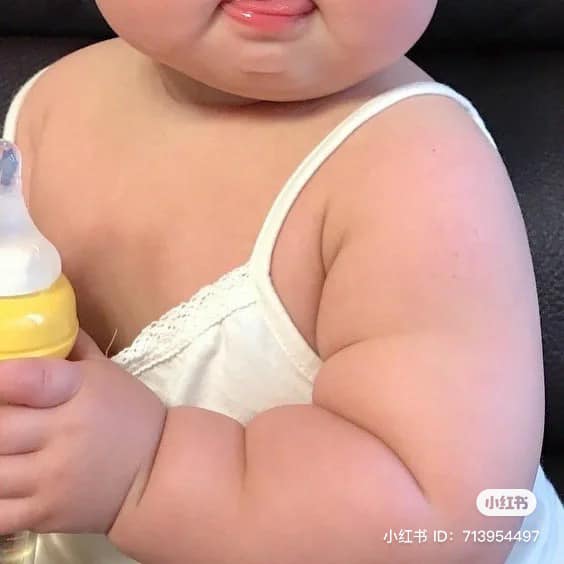 Cầm bình sữa nhiều quá nên lên cơ tí mẹ ạ 🤣