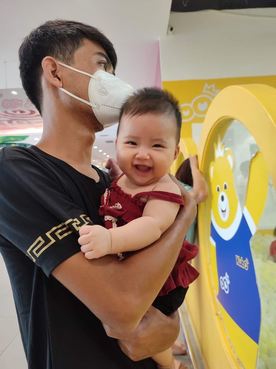 Sự khác biệt khi bố bế và mẹ bế 😂