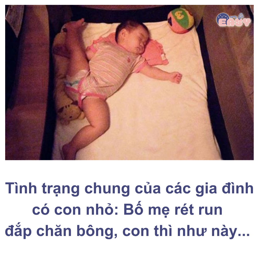 Tay chân con lạnh không có nghĩa là con đang lạnh.

Đêm nằm ngủ, tự nhiên ba mẹ thấy tay chân con lạnh toát thế là vội vàng tắt điều hòa, đắp chăn cho con, một lúc sau lại thấy con khó chịu, trằn trọc.

Do con nóng đấy ba me. Tay chân con lạnh không có nghĩa là con đang lạnh đâu.
Các ba mẹ có biết bản chất tay, chân là vùng ngoại biên và không được ưu tiên m á u mà chỉ ưu tiên m á u cho các cơ quan quan trọng như não, nội tạng. Và vì thế nhiệt độ ở tay và chân không đại diện cho nhiệt độ cơ thể.

Khi đo nhiệt độ thường đo ở các vùng trung tâm là nách, ống tai, hậu môn... chứ ai đo ở tay chân đâu.

Nhất là khi ngủ thì cơ thể càng giảm thiểu mức tiêu thụ năng lượng xuống mức thấp nhất, chỉ ưu tiên cho các vùng trung tâm thôi nên cảm giác chân tay con càng lạnh. Nhưng cơ thể con không lạnh đâu.

Muốn biết con lạnh hay không các ba mẹ có thể kiểm tra vùng sau gáy, bụng, ngực sẽ chính xác hơn nhé.

Thêm nhiều kiến thức khác về chăm sóc bé và nuôi con bằng sữa mẹ tại đây: https://mamibabi.com.vn/khoa-hoc#cham-soc-be

Nguồn: Em bé EASY