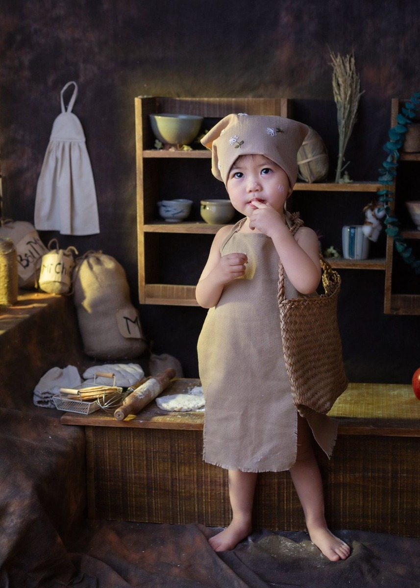 ĐỐI MẶT VỚI LỖI SAI CỦA CON.

Các bậc phụ huynh thân mến!.

Có phải khi ta mắc lỗi, ta tha thứ cho bản thân, ta thông cảm cho chính mình, và ta không trách phạt mình. Ta cũng muốn bạn bè tha lỗi cho ta, thấu hiểu rằng ta có ý tốt và coi như là chưa xảy ra chuyện gì. Chà, ta cũng phải nghĩ đến các yếu tố này khi con mắc lỗi.

Đừng nghĩ rằng ta phải trừng phạt khi con mắc lỗi; thay vào đó, hãy coi việc con mắc lỗi là cánh cửa để con học hỏi điều mới mẻ. Chẳng phải ta muốn lỗi sai của mình được suy xét như vậy sao? Thực ra là ta mắc nhiều lỗi sai trong suốt cuộc đời. 

Ta đánh mất chìa khóa, quên không khóa bình gas, quên đường khi lái xe, quên lịch hẹn, gây tai nạn, quên không thanh toán hóa đơn, quên không gọi điện cho bạn dù đã hứa, đánh mất điện thoại, chửi thề, nổi cơn tam bành, uống quá nhiều rượu, đi về muộn, ăn uống linh tinh hoặc xem tivi quá nhiều. 

Nói cách khác ta làm vô số chuyện mà ta muốn con không làm chỉ vì ta nói với con rằng những việc đó là sai ! Ta là ai mà cao sang và quyền năng đến vậy, đến mức ta được quyền phán xét và khuyên con không được làm những việc mà ta làm, chỉ khác là không có ai chờ sẵn để quát nạn mắng ta?

Nếu bạn muốn con rút kinh nghiệm sau khi mắc lỗi, cảm giác "sai" cần phải được loại bỏ, để con nhận ra rằng dù con mắc lỗi gì, con vẫn không sao. Không được gáncho con cảm giác có lỗi hoặc đổ lỗi cho con. Chỉ khi con thoát khỏi nỗi sợ hãi, con mới rút ra được bài học kinh nghiệm.

Chúc các bố mẹ hạnh phúc bên những đứa con con của mình nhé

Trích "Sách làm cha mẹ tỉnh thức"