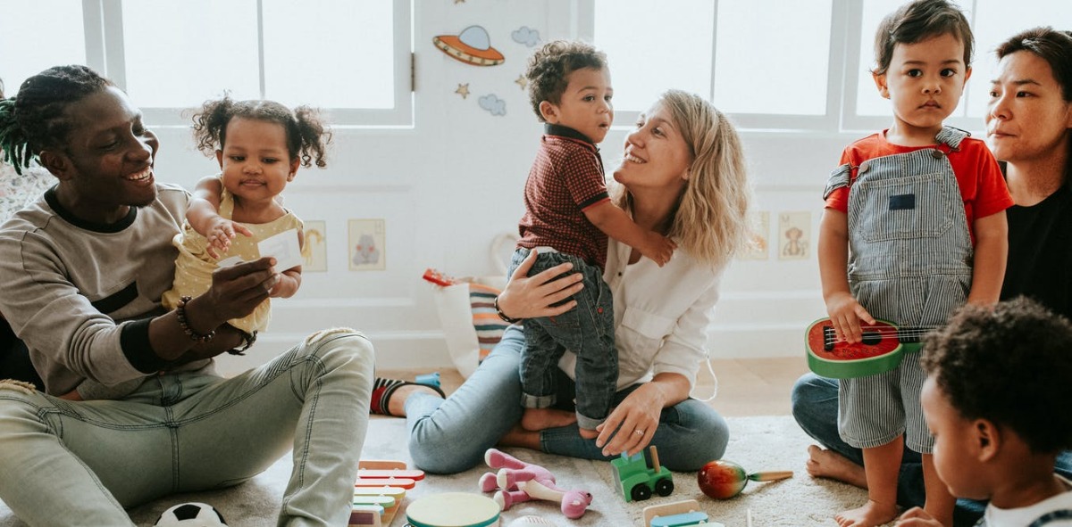 LỊCH TRÌNH “HỌC LÀM MẸ” HIỆU QUẢ NHẤT CHO MẸ BẬN RỘN

Nhiều mẹ nói với Mamibabi là không biết nên đọc sách gì và học khóa nào vì hiện trên thị trường có quá nhiều sách và các khóa học làm cha mẹ. 

Thấu hiểu điều đó, Mamibabi đã xây dựng cho các mẹ một lộ trình “học làm mẹ” từ khi mang bầu tới khi con 6 tuổi. Đây là một lịch trình đầy đủ và cô đọng, phù hợp với các mẹ bận rộn, không có nhiều thời gian đọc sách hoặc tìm hiểu “biển thông tin” trên mạng.

Mẹ có thể xem toàn bộ lộ trình 35 khóa học tại đây https://mamibabi.com.vn/khoa-hoc 

Chỉ với 1 tài khoản VIP Mom duy nhất, mẹ có thể theo học đúng như lộ trình dưới đây, ngay cả khi có thêm các khóa học mới, mẹ có thể học tiếp mà không cần trả thêm bất cứ khoản phí nào. 

Mẹ có thể tìm hiểu quyền lợi của tài khoản VIP Mom tại đây https://mamibabi.com.vn/vip/info?mode=9 

KHÓA HỌC KHI MANG BẦU: 
• Thai giáo toàn tập 280 ngày yêu thương 
• Thai giáo dinh dưỡng kèm thực đơn bà bầu 
• Ăn gì vào con không vào mẹ - Dinh dưỡng bà bầu 
• Tiểu đường thai kỳ - Không việc gì phải sợ 
• Rạn da - Trị ngay hôm nay
• Nên và không nên khi mang 
• Chữa bệnh bà bầu không dùng 
• Yoga - Thiền - Nhảy hiện đại cho bà bầu 

KHÓA HỌC CHUẨN BỊ SINH CON: Tiền sản & Hậu sản  

KHÓA HỌC CHĂM SÓC BÉ SƠ SINH: 
• E.A.S.Y cô đọng nhất quả đất 
• A-Z Luyện ngủ cho bé 
• Tuần khủng hoảng 
• Bệnh thường gặp và cách xử lý
• Tắm bé sơ sinh an toàn, đúng cách 
• Chăm sóc rốn cho bé 
• Hút mũi & Rửa mũi cho bé sơ sinh 
• Tuyệt chiêu mát-xa bé 

KHÓA HỌC NUÔI CON BẰNG SỮA MẸ: 
• Bảng lượng sữa cho trẻ sơ sinh theo tháng tuổi 
• Cách kết hợp sữa mẹ và sữa công thức 
• 13 cách kích sữa tốt nhất cho mẹ 
• Dinh dưỡng cho mẹ, nhiều sữa cho bé 
• Cách vỗ ợ hơi cho bé 
• Cai ti đêm - khỏe mẹ khỏe con 
• Cách luyện bú bình cho bé 
• Phòng tránh tắc tia sữa 
• Cho bé ti đúng cách 
• Luyện ti giả cho bé 
• Sơ cứu sặc sữa 
• Viêm tuyến vú, không thể chủ quan 
• Cách vắt sữa bằng tay

KHÓA HỌC GIÁO DỤC SỚM VÀ LÀM CHA MẸ: 
• Giáo dục sớm cho trẻ 0-2 
• Dạy bé tập nói phòng ngừa chậm nói cho trẻ từ 0 - 6 tuổi
• Cách khen, cách mắng hiệu quả để con nghe lời 
• Giáo dục não phải theo phương pháp Shichida