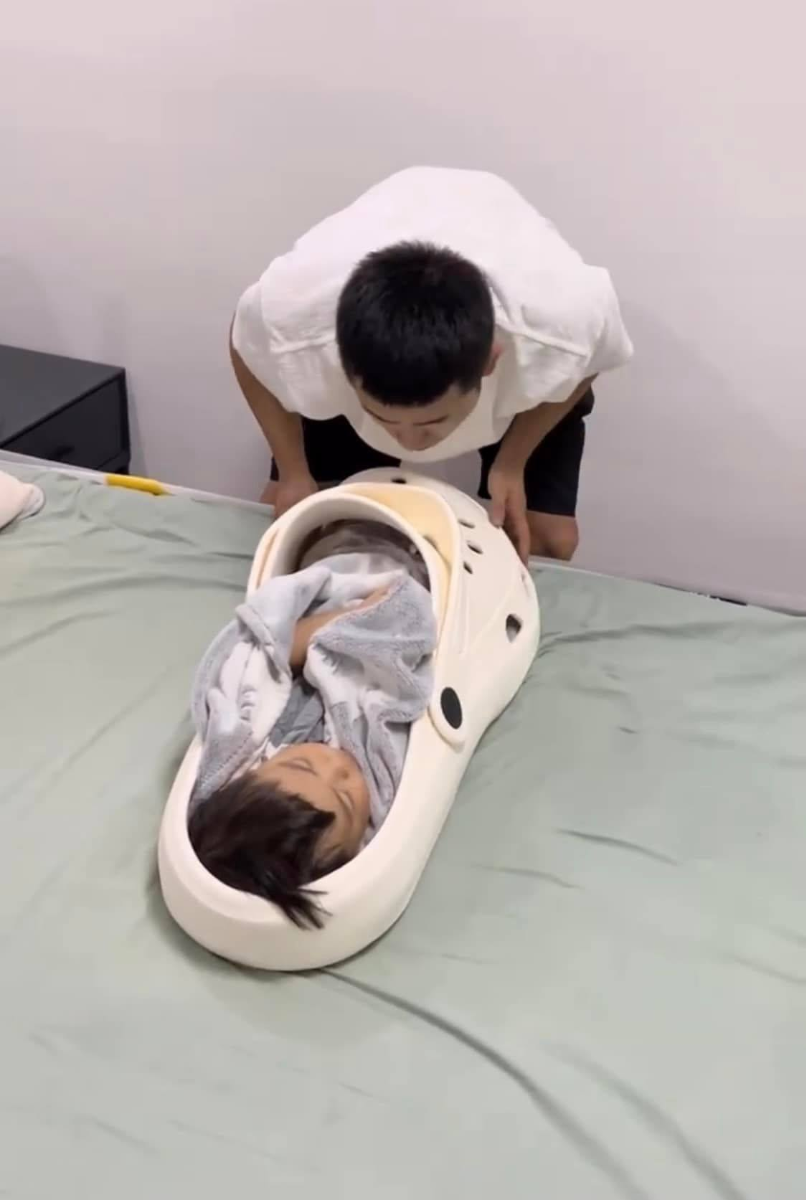Đang tuổi chơi mà phải làm bố mẹ kiểu:
