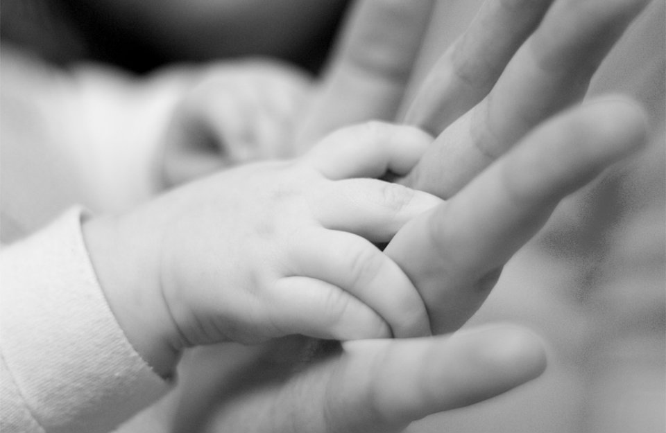 THAI GIÁO VỀ LÒNG BIẾT ƠN NHÂN NGÀY LỄ VU LAN 

Rằm tháng 7 hàng năm còn được biết đến là ngày Lễ Vu Lan. Đây là dịp để con cháu bày tỏ lòng thành kính, hiếu thảo với tổ tiên, ông bà, cha mẹ… Vào dịp này, khi thai giáo cho con, mẹ nên trò chuyện với con về ngày Lễ Vu Lan, về sự hi sinh, tình yêu thương của ông bà, cha mẹ; cũng như mong ước của mình đối với con.

Ví dụ: Mẹ có thể nói rằng bà là người đã chăm sóc cho 2 mẹ con mình hàng ngày, bà nấu nhiều món ăn ngon, và còn mua nhiều quần áo sơ sinh để chào đón con nữa. Mẹ cũng nên nói rằng khi con lớn lên chúng ta sẽ cùng chăm sóc ông bà nhé. 

Tất cả những điều mẹ nói với con không chỉ giúp con cảm nhận được tình yêu thương từ bố mẹ, từ ông bà, mà còn góp phần dạy dỗ con về lòng biết ơn ngay từ khi còn trong bụng mẹ. 

Nếu mẹ nào đã từng làm theo các bài thiền của Mamibabi thì sẽ thấy có một bài là Thiền biết ơn. Rằm tháng 7 chính là dịp đặc biệt để mẹ và bé có thể cùng nhau thực hành thiền biết ơn https://mamibabi.com.vn/yoga/meditation7 

Nếu muốn thai giáo nhiều hơn cho bé mỗi ngày, mẹ hãy tham khảo khóa học “Thai giáo toàn tập 280 ngày yêu thương” của Mamibabi nhé https://mamibabi.com.vn/thai-giao 

Mamibabi là ứng dụng thai giáo và giáo dục sớm duy nhất trên thị trường được xây dựng theo hướng “1 tài khoản – ngàn nội dung”, bạn chỉ cần mua tài khoản VIP Mom 1 lần duy nhất để đọc hàng ngàn nội dung: 

- Hơn 3000 hoạt động thai giáo giúp mẹ vui bé khỏe   https://mamibabi.com.vn/vip/info?mode=1
- Hơn 1000 bản nhạc thai giáo và karaoke thai giáo
- Hơn 1000 bài thơ và câu truyện thai giáo tiếng Anh, tiếng Việt, Ehon, audio
- Hơn 500 hoạt động giáo dục sớm cho bé từ 0 - 6 tuổi
- Hơn 300 món ăn dặm cho bé từ 6 tháng đến 2 tuổi  
- Thực đơn 280 ngày mang thai cho mẹ bầu  
- 36 khóa học toàn diện và chuyên sâu dành cho mẹ bầu và bé 0 - 6 tuổi: https://mamibabi.com.vn/khoa-hoc