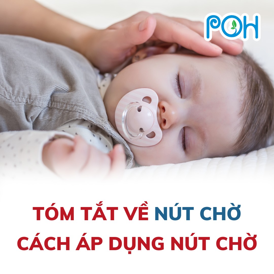 TÓM TẮT VỀ NÚT CHỜ & CÁCH ÁP DỤNG NÚT CHỜ

Đọc nhiều bài chia sẻ về EASY mình thấy các mẹ nhắc rất nhiều đến nút chờ. Tuy nhiên, những chia sẻ về nút chờ vẫn hơi khó hình dung. Thế nên hôm nay mình sẽ tổng kết thật là ngắn gọn và dễ hiểu về cái gọi là “Nút chờ”

“Nút chờ” trong EASY là gì?

“Nút chờ” là chỉ một khoảng thời gian chờ đợi trước khi vào hỗ trợ con. Tức là trước đây khi bé khóc mẹ lao vào hỗ trợ ngay. Nhưng nếu áp dụng “nút chờ” thì từ khi nghe con khóc, mẹ sẽ chờ đợi khoảng 3-5 phút rồi mới vào hỗ trợ con. Bản chất là “trì hoãn” việc vào dỗ con ngay lập tức.

Tại sao phải làm như thế?

Trong các hoạt động thường ngày, trẻ giao tiếp bằng tiếng khóc. Vì vậy, con đói, con lạnh, con nóng, tã bẩn… con đều khóc để báo cho mẹ. Thành ra mẹ cũng cần thời gian bình tĩnh, nghĩ thử xem con đang bị làm sao để giải quyết cho đúng. Tránh việc cứ thấy khóc là bế nựng, cho ti.

Trong khi luyện tự ngủ (hoặc chuyển giấc), nút chờ là để bé tự trấn an và bình tĩnh lại. Có thể trẻ khóc ré lên theo bản năng. Nhưng sau đó con sẽ dần dần bình tĩnh nhờ mút tay, ti giả, mùi cũi quen thuộc, doudou... chứ chưa cần tới mẹ.

Việc mẹ áp “nút chờ” là để con học được rằng “tự con cũng có thể đi ngủ, không cần phải có mẹ mới ngủ được”.

Cách áp dụng nút chờ luyện ngủ ra sao?

Đầu tiên cần lưu ý, áp nút chờ không phải bỏ mặc con khóc. Trẻ 0-19 tuần thì “nút chờ” không dài quá 15 phút một lần. Và thời điểm áp dụng tốt nhất là khi con 2-12 tuần

Với các bé dưới 6 tuần (Áp 1 lần duy nhất)

Sau khi làm đủ trình tự đi ngủ (quấn, bật whitenoise, tắt điện, winddown) mẹ đặt con vào cũi và ra ngoài.

Nếu bé bắt đầu khóc, thì mẹ bắt đầu bật bấm giờ 3 phút.

Hết 3 phút mẹ quay vào hỗ trợ con (không bế lên).

Nếu bé không bình tĩnh lại thì mẹ ngồi cạnh để giúp con ngủ hết cữ (bé nằm ngủ trong cũi)

Với các bé 6-8 tuần (hoặc lớn hơn)

Mức 1: Mẹ thực hiện như trên. Nếu sau 3-5 ngày bé vẫn chưa thể tự ngủ mẹ chuyển sang hỗ trợ mức 2

Mức 2:
Sau khi làm đủ trình tự đi ngủ (quấn, bật whitenoise, tắt điện, winddown) mẹ đặt con vào cũi và ra ngoài.

Nếu bé bắt đầu khóc (khóc chứ không phải tiếng ọ ẹ), thì mẹ bắt đầu bật bấm giờ 3 phút.

Hết 3 phút mẹ quay vào hỗ trợ con (không bế lên) 1-2 phút rồi lại đi ra ngoài

Nếu con khóc tiếp, thì mẹ bấm giờ chờ thêm 5 phút

Hết 5 phút mà con chưa ngủ thì mẹ vào hỗ trợ (không bế lên) 1-2 phút rồi lại đi ra ngoài
Cứ thực hiện như vậy với thời gian tăng dần: Lần 1 chờ 3 phút, lần 2 chờ 5 phút, lần 3 chờ 7 phút, lần 4 trở đi chờ 10 phút. Tối đa nên chờ 10 phút (có bé lớn thì 15 phút)

Lưu ý khi áp nút chờ:

Muốn áp nút chờ phải làm đúng các bước tính waketime, sleeptime, lịch sinh hoạt, ăn no - vỗ ợ, winddown trước. Như thế nút chờ mới thành công được. Không phải cứ đặt vào cũi rồi áp nút chờ là con tự ngủ đâu.

Chỉ tính thời gian chờ bắt đầu từ lúc con khóc lớn. Nếu con chỉ rên rỉ, ê a thì không can thiệp. Có thể con đang dần ngủ thiếp đi, mẹ hỗ trợ sẽ làm con giật mình tỉnh giấc

Phải đảm bảo môi trường tối, mát. Sử dụng đầy đủ công cụ hỗ trợ để con dễ đi vào giấc ngủ. Nếu không có công cụ (quấn + wn + ti giả) thì chỉ ÁP NÚT CHỜ 1 LẦN DUY NHẤT

Mỗi em bé sẽ làm quen với tự ngủ theo cách khác nhau, có bé rất dễ hợp tác có bé lại rất nhạy cảm. Vì vậy mẹ cần thật kiên trì và quyết tâm.

Chúc các mẹ luyện ngủ thành công!

Nguồn: POH