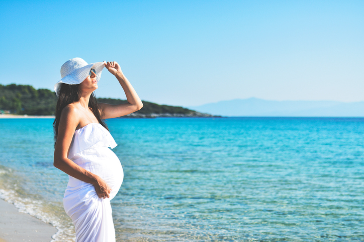 LƯU Ý CHO BÀ BẦU KHI ĐI DU LỊCH DỊP 2/9

Đợt nghỉ lễ 2/9 đang tới rất gần rồi, các mẹ đã lên kế hoạch đi đâu chưa ạ? Dù đi đâu thì cũng cần đặt yếu tố an toàn lên đầu tiên các mẹ nhé! Dưới đây là những điều mẹ bầu cần lưu ý khi đi du lịch: 

- Khám thai trước khi đi: Đây là điều quan trọng nhất để đảm bảo rằng sức khỏe của mẹ phù hợp với chuyến đi sắp tới, đi xa hay gần, ít hay nhiều ngày... mẹ hãy hỏi ý kiến bác sĩ nhé. 
- Phương tiện đi lại an toàn: Không đông đúc chèn ép, không gập ghềnh, hiểm trở... 
- Thời tiết thuận lợi: Ở nơi không quá nóng hoặc quá lạnh, tránh “dính” mưa gây ốm vì mẹ bầu có đề kháng kém hơn thông thường
- Vận động nhẹ nhàng: Tránh các hoạt động vất vả, mệt mỏi như leo núi, chạy nhảy... Không mang vác nặng, nên nhờ người nhà xách hành lý giúp. 
- Nơi ở gần bệnh viện: Cần tìm hiểm xem bệnh viện gần nhất ở đâu, cách mấy cây số, đi bằng phương tiện gì... phòng trường hợp cần tới viện
- Ăn uống phù hợp: Mẹ bầu nên mang theo đồ ăn riêng của mình để ăn nhẹ, phòng khi bị đói hoặc không ăn được đồ ăn ở nơi du lịch. Nên ăn đầy đủ, không bỏ bữa. Mang theo đầy đủ các loại thuốc, vitamin, sữa bầu... cần uống. Luôn mang theo nước và uống nhiều nước. 
- Trang phục: Trước khi đi mẹ hãy tìm hiểu thời tiết nơi mình đến, mang trang phục phù hợp, nên mang áo dài khoác ngoài phòng những nơi bật điều hòa lạnh. Luôn mang đầy đủ ô dù, áo mưa, áo chống nắng, giày dép chống trơn trượt... 

Mẹ có thể xem thêm kinh nghiệm đi du lịch cho mẹ bầu tại đây https://mamibabi.com.vn/news/96/kinh-nghiem-di-du-lich-cho-ba-bau
_________________________________________________
Mamibabi là ứng dụng thai giáo và giáo dục sớm duy nhất tại Việt Nam được xây dựng theo hướng “1 tài khoản – ngàn nội dung”, bạn chỉ cần mua tài khoản VIP Mom 1 lần duy nhất để đọc hàng ngàn nội dung:

- Hơn 3000 hoạt động thai giáo giúp mẹ vui bé khỏe https://mamibabi.com.vn/vip/info?mode=1
- Hơn 1000 bản nhạc thai giáo và karaoke thai giáo
- Hơn 1000 bài thơ và câu truyện thai giáo tiếng Anh, tiếng Việt, Ehon, audio
- Hơn 500 hoạt động giáo dục sớm cho bé từ 0 - 6 tuổi
- Hơn 300 món ăn dặm cho bé từ 6 tháng đến 2 tuổi  
- Thực đơn 280 ngày mang thai cho mẹ bầu  
- 36 khóa học toàn diện và chuyên sâu dành cho mẹ bầu và bé 0 - 6 tuổi: https://mamibabi.com.vn/khoa-hoc