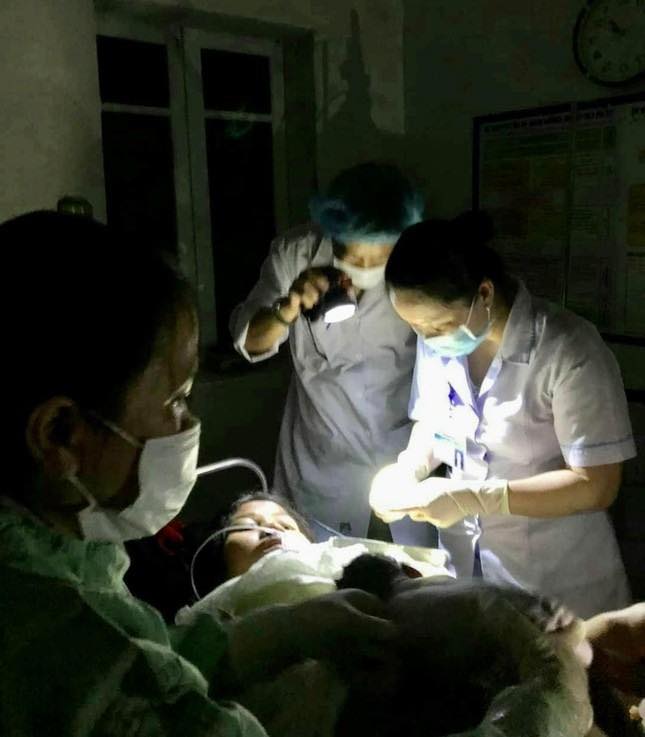 MẤT ĐIỆN TRONG ĐÊM, KÍP TRỰC RỌI ĐÈN ĐỠ ĐẺ THÀNH CÔNG CHO SẢN PHỤ SINH BA !!!

Sản phụ là Hồ Thị Thái (SN 2001, huyện Hướng Hóa) nhập viện trong tình trạng sức khỏe bình thường, có dấu hiệu sắp sinh và mang song thai. Đây là lần sinh đầu của bệnh nhân. 

Lúc đó, toàn bộ Trung tâm Y tế huyện Hướng Hóa bị mất điện, bệnh nhân bị huyết áp cao nên không mổ lấy thai. Nếu chuyển lên tuyến trên, bệnh nhân có thể sẽ sinh con đầu tiên trong lúc đang di chuyển trên đường. Ngoài ra, bệnh nhân đang mang song thai, rất nguy hiểm nên gia đình đồng ý cho chị Thái sinh con tại Trung tâm.

Do mất điện nên kíp trực 4 người mỗi người mỗi việc. Người rọi đèn, người động viên sản phụ, người đỡ đẻ. Khoảng 30 phút sau, sản phụ sinh bé đầu tiên, kíp trực kiểm tra và cho sản phụ sinh tiếp. 15 phút sau, sản phụ sinh con thứ 2, lúc kíp trực lấy nhau thì phát hiện thêm một bọc ối nữa nên tiếp tục động viên sản phụ. 15 phút sau bé thứ 3 ra đời.

Cả 3 bé sơ sinh đều là gái và cân nặng lần lượt là 1,9, 1,9 và 1,7 kg. Sau sinh, sức khỏe của sản phụ khá tốt, các bé lần lượt được bú sữa mẹ.

Theo báo Tiền Phong 

P/s: Không biết mẹ Thái có dùng app Mamibabi ko nhỉ :D
