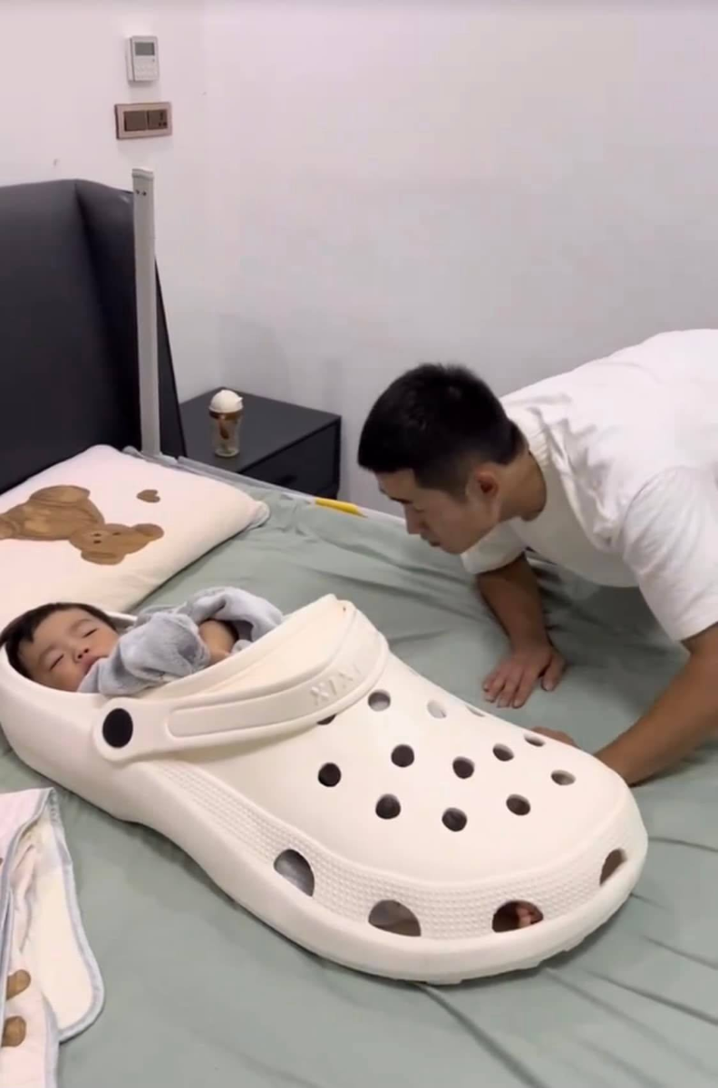 Đang tuổi chơi mà phải làm bố mẹ kiểu: