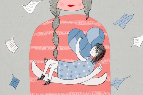 CHIỀU CHUỘNG KHÔNG LÀM HƯ BỌN TRẺ

Nhiều người vẫn nói với tôi rằng cha mẹ chiều chuộng con, ông bà chiều chuộng cháu là làm hư bọn trẻ. Tôi cũng đã từng nghĩ vậy. Là đã từng nghĩ vậy và cho rằng cha mẹ cần phải nghiêm khắc, quân phiệt. Kể cả với cha mẹ mình, các ông bà nội ngoại, nếu như các ông bà chiều chuộng cháu quá. Bởi tôi thấy ngoài kia đúng là có quá nhiều đứa trẻ hư, hỗn, vô ơn và ích kỷ. Có những đứa trẻ mới 3-4 tuổi đã nằm lăn ra đất ăn vạ cho đến khi cha mẹ chúng phải đáp ứng đòi hỏi của chúng. Có những đứa trẻ 5-6 tuổi thì đệm vl trong mỗi câu chúng nói, đá bóng ở hành lang làm vỡ cả tủ chứa đồ PCCC, vỡ đèn. Còn những đứa trẻ lớn hơn, 10-11 tuổi thì đá chó, đánh mèo, đái bậy. Lớn hơn nữa, 15,16 tuổi đã phì phèo thuốc lá điện tử, đầu gấu đầu mèo, bắt nạt bạn bè, đua xe… Và tỷ lệ tội phạm dưới 18 tuổi thì tăng mỗi năm (theo báo cáo của Bộ Công An). Rõ ràng nếu không phải cha mẹ chiều chuộng con thì là vì đâu?

Nhưng rồi tôi mâu thuẫn với chính tôi khi tôi nhìn lại tuổi thơ của mình. Tôi đã được không chỉ bố mẹ mà còn cả bà chiều chuộng tôi. Bố mắng, tôi có thể ra chỗ bà và thế nào bà cũng đánh bố tôi, chửi bố tôi. Thậm chí các anh chị, các bác ở nhà tôi chỉ cần lơ là để tôi bị đau là anh chị và các bác sẽ bị bà tôi chửi cho vuốt mặt không kịp. Có lần, tôi bị mấy đứa bên Lương Văn Can ném gạch vào tôi khiến đứt một mẩu tai (giờ vẫn còn sẹo, suýt bị gọi là Tú Ba Tai), bà tôi sang tận nơi, chửi cho cả ngõ đó một trận điên đảo, loạn hết cả phố xá. Bố tôi thì chiều tôi vô đối, ông gom những tờ báo Thể Thao Văn Hóa ông mua, bán giấy vụn, lấy tiền quà sáng cho tôi. Cứ khi nào ông có tiền, cả nhà tôi lại được lên nhà hàng Phú Gia để ăn chim quay. Mẹ tôi cũng vậy, bà chiều tôi đến mức cái gì cũng ôm vào làm hết. Lẽ ra như vậy thì tôi sẽ hư chứ, đúng không? Bà tôi ít học, chỉ biết viết chữ “Cúc” tên bà. Bố tôi học hết lớp 7. Mẹ tôi cũng chỉ học hết lớp 3. Họ chiều tôi bằng tất cả những gì họ có.

Vậy, một đứa trẻ hư là vì đâu? Hay như 3 đứa trẻ nhà tôi cũng thế, vợ chồng chúng tôi cũng rất chiều chúng nó đấy thôi. Bố mẹ tôi và cả bố mẹ vợ của tôi cũng chiều chúng nó. Liệu sau này lớn hơn, chúng có hư không nhỉ? Nhưng làm bố ác, mẹ ác rõ ràng không hợp với vợ chồng tôi.

Tôi nghĩ rằng chiều chuộng không phải lý do khiến một đứa trẻ hư. Con mình sao mình không chiều? Tôi suy ra từ tôi, từ 3 đứa con của mình và thấy rằng chiều chuộng không phải lý do khiến con cái hư hỏng. Mà là chiều theo ý con bất kể đúng sai mới là lý do. Là đứa trẻ được chiều theo hướng 1 chiều mà cha mẹ, ông bà không đặt ra sự đòi hỏi trở lại. Không phải ra điều kiện: Con phải thế này thì bố mẹ mới yêu. Mà là sự chia sẻ, trò chuyện. Bà tôi bên cạnh việc chiều tôi vẫn thủ thỉ nói với tôi rất nhiều điều hay, lẽ phải. Như người làm điều ác sẽ phải bị tra tấn dưới 18 tầng địa ngục. Bố tôi bên cạnh việc chiều tôi vẫn luôn giao nhiệm vụ cho tôi và khiến tôi hãnh diện khi hoàn thành các nhiệm vụ bố giao. Mẹ tôi chiều tôi nhưng bà vẫn luôn khiến tôi rơi nước mắt vì thương bà vất vả. Hay 3 đứa con tôi cũng vậy, chúng rất thương bố mẹ.

Là lòng thương, sự biết ơn mà nhiều cha mẹ quên dạy con. Không phải là dạy, mà là làm chúng, là hành động mỗi ngày, liên tục. Chiều con chính là một hành động như thế. Chiều con là cách thể hiện sự yêu thương và đòi hỏi con cũng phải chiều lại mình bằng hành động. Là 2 chiều qua lại. Nhưng cùng một đích đến: Yêu thương nhau để cùng nhau tốt lên. Nhiều cha mẹ quên. Nhiều cha mẹ chỉ chiều con vô điều kiện và miễn phí. Chết ở cái chỗ miễn phí đó. Khiến con không cảm thấy cần phải làm gì với những chiều chuộng của cha mẹ. Bằng cách nào thì tùy vào từng đứa trẻ mà bốc thuốc- kê đơn nhưng chắc chắn cần phải thông suốt, thấu hiểu nhau nhiều hơn. Đừng chỉ cho đi mà bất chấp sai trái. Như bà tôi, chiều đấy mà vẫn dữ dằn, nghiêm khắc: Đến bố mày tao con đánh nữa là. Như bố tôi, nói chuyện với tôi mỗi ngày. Như mẹ tôi, không ngừng ôm ấp tôi. Như 3 đứa nhà tôi, gia đình là nơi các con được yêu thương và các con cũng cần phải cùng bố mẹ xây dựng gia đình này. Con chưa kiếm được tiền thì có thể đóng góp bằng nhiều cách. Tiền thì bố mẹ đầy, thứ bố mẹ cần là cùng nhau đóng góp những điều tuyệt vời khác. Như những tiếng cười của cả nhà, như kỷ niệm mà chúng ta cùng nhau tạo ra, như những thành tựu bé xíu của các con mỗi ngày. Và luôn là thế, chúng tôi trò chuyện với nhau hàng ngày, những cuộc trò chuyện 2 chiều. Tôi luôn tin không có trẻ con hư vì được chiều. Những đứa trẻ hư là bởi cha mẹ một chiều. Chỉ chiều ý con mà không dạy con. Và bài học dạy con nào tốt hơn bằng chính cách sống của cha mẹ?

@Hoàng Anh Tú