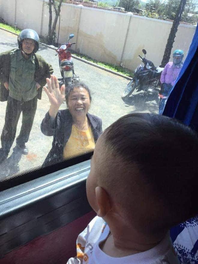 Lấy chồng xa, chẳng buồn hay khổ. 
Mà là chạnh lòng nhất những lúc nhìn ông bà chắt chiu từng giây từng phút bên cháu. 
Thương lắm những giọt nước mắt lăn dài trên gò má, rồi gấu tay áo quẹt qua, gắng nở nụ cười cho con gái yên tâm… “Tuần sau, lại cho cháu về, con nhé!”