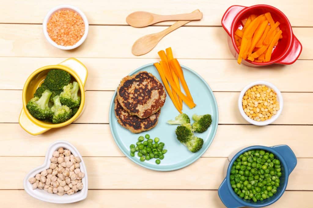 CÁCH CHẾ BIẾN ĐỒ ĂN DẶM CHO BÉ THEO 3 PHONG CÁCH 

Hiện Mamibabi đã có đầy đủ tài liệu hướng dẫn mẹ cách nấu đồ ăn dặm cho bé theo cả 3 phong cách: ăn dặm truyền thống, ăn dặm kiểu Nhật và ăn dặm tự chỉ huy. Mẹ có thể xem tại các link dưới đây nhé: 

Cách chế biến ăn dặm truyền thống https://mamibabi.com.vn/an-dam/an-dam-truyen-thong#cach-che-bien
 
Cách chế biến ăn dặm kiểu Nhật https://mamibabi.com.vn/an-dam/an-dam-kieu-nhat#cach-che-bien 

Cách chế biến ăn dặm tự chỉ huy https://mamibabi.com.vn/an-dam/an-dam-tu-chi-huy#cach-che-bien 

Mọi câu hỏi liên quan tới ăn dặm mẹ hãy gửi tới Mamibabi để nhận được sự hỗ trợ từ Mamibabi cũng như từ kinh nghiệm cá nhân của các mẹ khác cũng đang sử dụng ứng dụng Mamibabi mỗi ngày nhé! 

Mamibabi là ứng dụng thai giáo và giáo dục sớm duy nhất tại Việt Nam:
• Được sáng lập bởi chuyên gia thai giáo Phạm Ngọc Thắng, tác giả cuốn sách “Rủ chồng thai giáo”
• Được xây dựng theo hướng “1 tài khoản – ngàn nội dung”, bạn chỉ cần mua tài khoản VIP Mom 1 lần duy nhất để đọc hàng ngàn nội dung:

- Hơn 3000 hoạt động thai giáo giúp mẹ vui bé khỏe https://mamibabi.com.vn/vip/info?mode=1
- Hơn 1000 bản nhạc thai giáo và karaoke thai giáo
- Hơn 1000 bài thơ và câu truyện thai giáo tiếng Anh, tiếng Việt, Ehon, audio
- Hơn 500 hoạt động giáo dục sớm cho bé từ 0 - 6 tuổi
- Hơn 300 món ăn dặm cho bé từ 6 tháng đến 2 tuổi  
- Thực đơn 280 ngày mang thai cho mẹ bầu  
- 36 khóa học toàn diện và chuyên sâu dành cho mẹ bầu và bé 0 - 6 tuổi: https://mamibabi.com.vn/khoa-hoc