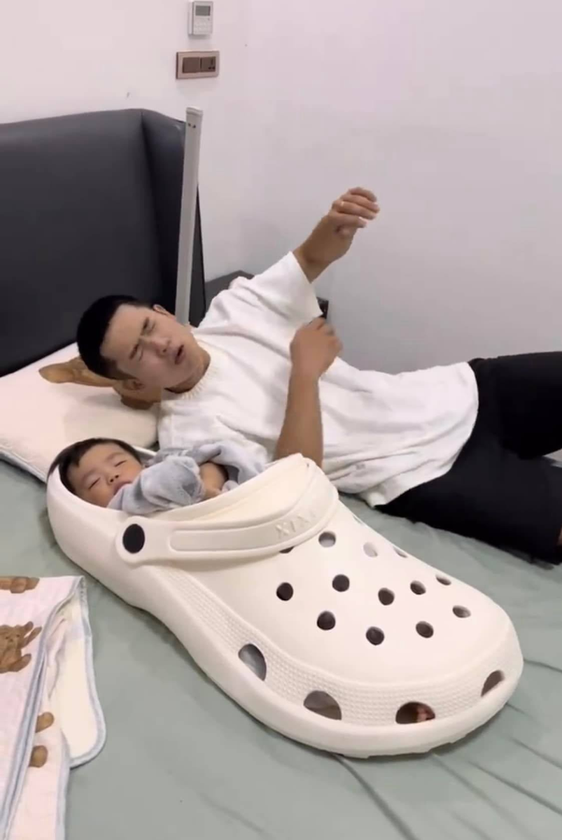 Đang tuổi chơi mà phải làm bố mẹ kiểu: