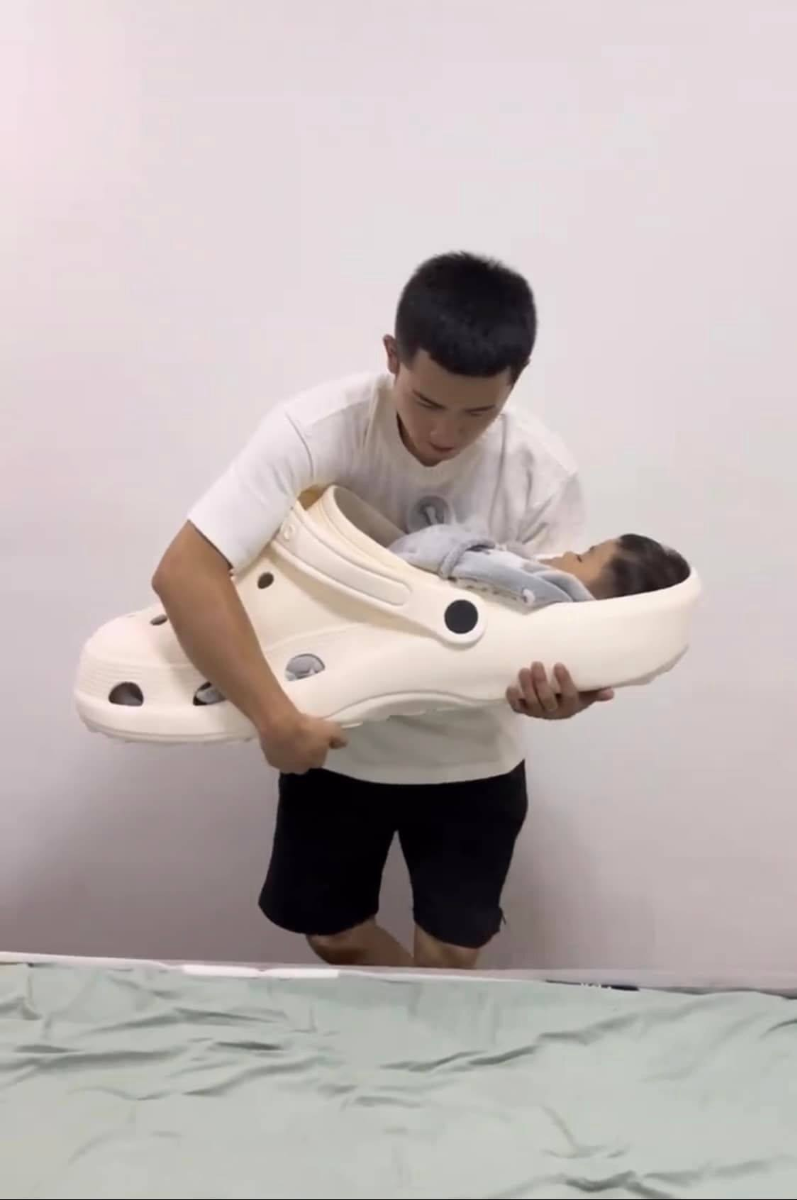 Đang tuổi chơi mà phải làm bố mẹ kiểu: