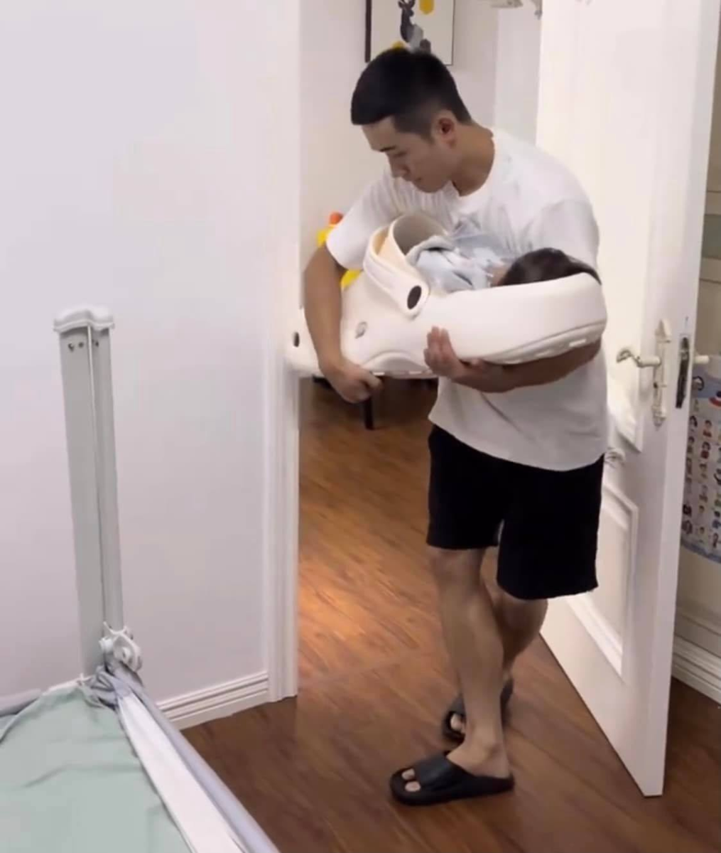 Đang tuổi chơi mà phải làm bố mẹ kiểu: