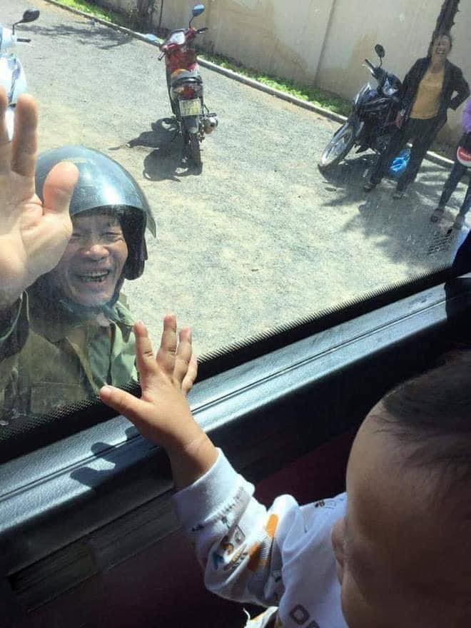 Lấy chồng xa, chẳng buồn hay khổ. 
Mà là chạnh lòng nhất những lúc nhìn ông bà chắt chiu từng giây từng phút bên cháu. 
Thương lắm những giọt nước mắt lăn dài trên gò má, rồi gấu tay áo quẹt qua, gắng nở nụ cười cho con gái yên tâm… “Tuần sau, lại cho cháu về, con nhé!”