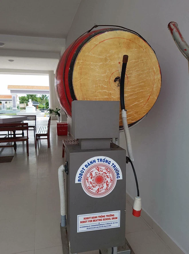 "Hôm nay đưa con đi khai giảng, không còn thấy tay trống chạy bằng cơm đâu nữa"

Có lẽ thế hệ học sinh sau này không còn cảm giác hồi hộp nhìn đồng hồ chờ đợi tiếng trống trường của bác bảo vệ già, mà giờ đã có bác bảo vệ chạy bằng điện chính xác từng Mili giây. Phang phát nào là ra chơi luôn phát đấy!