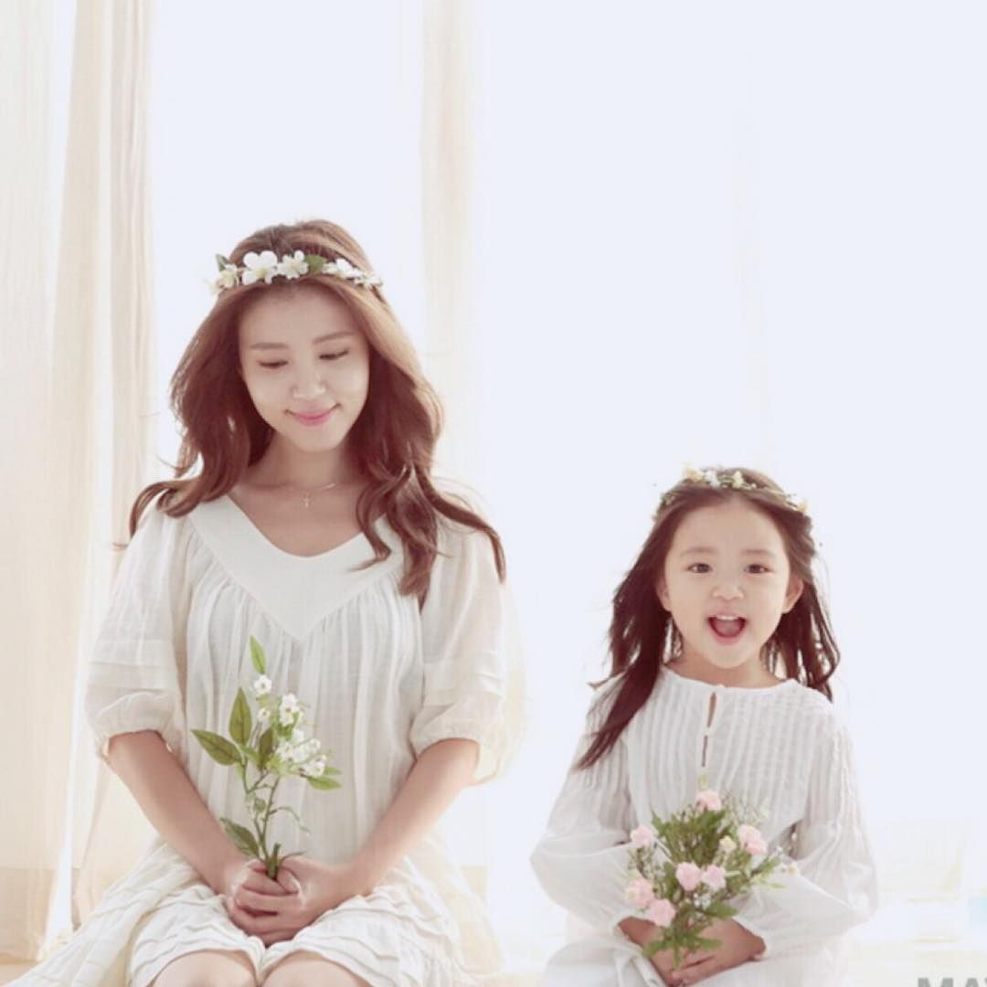 THAI GIÁO “XỊN XÒ” NHƯ NGƯỜI HÀN QUỐC

Không chỉ nổi tiếng với những bộ phim tình cảm hay những ca sĩ, diễn viên xinh đẹp; đất nước Hàn Quốc còn được biết tới với phương pháp thai giáo Taegyo. 

Vào năm 1800, một học giả người Hàn Quốc có tên Sajudang Lee đã viết trong sách của mình rằng việc giáo dục 10 tháng trong bụng mẹ quan trọng hơn giáo dục trong 10 năm sau đó.

Để biết cách thai giáo “chuẩn Hàn” cho con, bố mẹ hãy đọc bài viết dưới đây ngay nhé >>> https://mamibabi.com.vn/news/528/thai-giao-taegyo-10-thang-trong-bung-hon-10-nam-ngoai-doi
_____________________________________________________
Mamibabi là ứng dụng thai giáo và giáo dục sớm duy nhất tại Việt Nam:
• Được sáng lập bởi chuyên gia thai giáo Phạm Ngọc Thắng, tác giả cuốn sách “Rủ chồng thai giáo”
• Được xây dựng theo hướng “1 tài khoản – ngàn nội dung”, bạn chỉ cần mua tài khoản VIP Mom 1 lần duy nhất để đọc hàng ngàn nội dung:

- Hơn 3000 hoạt động thai giáo giúp mẹ vui bé khỏe https://mamibabi.com.vn/vip/info?mode=1
- Hơn 1000 bản nhạc thai giáo và karaoke thai giáo
- Hơn 1000 bài thơ và câu truyện thai giáo tiếng Anh, tiếng Việt, Ehon, audio
- Hơn 500 hoạt động giáo dục sớm cho bé từ 0 - 6 tuổi
- Hơn 300 món ăn dặm cho bé từ 6 tháng đến 2 tuổi  
- Thực đơn 280 ngày mang thai cho mẹ bầu  
- 36 khóa học toàn diện và chuyên sâu dành cho mẹ bầu và bé 0 - 6 tuổi: https://mamibabi.com.vn/khoa-hoc