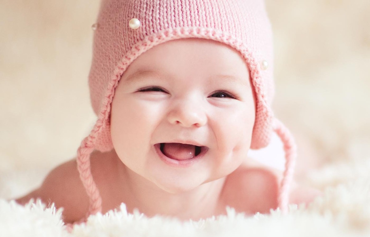 TRẺ CÓ HIỂU KHI BẠN LA MẮNG TRẺ
Đôi lúc bạn quá mệt mỏi với những hành động và biểu hiện ương bướng của trẻ làm bạn phải la mắng trẻ để dừng ngay hành động đó. Nhưng liệu việc sử dụng công cụ la mắng này có thật sự đem lại hiệu quả với trẻ? Trẻ có hiểu bạn la mắng là do trẻ làm sai?

Đây là câu trả lời của 3 chuyên gia hàng đầu về tâm lý nhi cho vấn đề này: Liệu phương pháp “la mắng” có mang lại lợi ích trong giáo dục trẻ nhỏ:

* TS.Gupta M., 15 năm tư vấn các vấn đề trẻ nhỏ tại Khoa Tâm Lý Nhi , ĐH London đã trả lời: “Trẻ con học rất nhanh. Khi bạn la trẻ, trẻ có thể học cách quát lên khi cần sự chú ý của bạn. Khi bạn đe dọa trẻ, trẻ sẽ học cách làm bạn sợ. Tồi tệ hơn, khi bạn la mắng mà không có hành động nào, trẻ có thể học được rằng “Ôi, mẹ chỉ quát lên thế, chứ không có gì đâu”. Thực sự trẻ sẽ hiểu sai lệch như trên khi bạn la mắng và trẻ lại tiếp tục làm sai cho những lần khác, và sẽ dữ dội hơn lần trước, chứ trẻ không hiểu trẻ đang làm sai và bị mẹ la mắng như bạn đang nghĩ.

* TS. Erik S., ĐH Texas bang Austin, Mỹ, tác giả quyển sách nổi tiếng với tựa đề Scolding: Why It Hurts More Than It Helps, đã chia sẻ trong tạp chí Texas Child Care quarterly số 36 của Bang Texas rằng: “Trong 5 kết quả về trạng thái tâm lý mà chúng tôi tìm thấy ở những đứa trẻ thường xuyên bị la mắng kiểu hổ báo, không có trạng thái nào cho thấy việc thay đổi của trẻ là tích cực, mặc dù cường độ và tần suất la mắng của cha mẹ có gia tăng”.

* GS. Nelsen J., Người đứng đầu dự án ACCEPT kéo dài 10 năm về việc giáo dục cha mẹ trong hành vi bướng bỉnh ở trẻ nhỏ, cho biết: Có lẽ nhiều cha mẹ nghĩ la mắng là cách nhanh và đơn giản nhất để trẻ ngưng ngay 1 hành động bướng bỉnh nào đó. Thực tế, nó không hiệu quả như cách chúng ta mong muốn. Mà ngược lại, bạn sẽ thấy trẻ thậm chí còn bướng bỉnh hơn trước.

LA MẮNG LÀ KỸ NĂNG NUÔI DẠY CON CHƯA ĐÚNG!
Thực sự, la mắng không mang lại hiệu quả như chúng ta mong muốn: chúng ta thường nghĩ rằng trẻ sẽ hiểu điều làm sai khi bị la và sẽ làm tốt hơn. Trẻ con từ 0-6 tuổi thật sự không thể kết nối được giữa việc la mắng của bạn với điều trẻ làm sai. Đó là sự thật vì cả hành động làm sai và la mắng là 2 khái niệm trừu tượng, trẻ không thể hiểu và không thể kết nối lại!

BẠN ĐÃ BAO GIỜ NGHE ĐẾN KHÁI NIỆM DÙNG HÌNH ẢNH HIỆN HỮU ĐẠI DIỆN CHO KHÁI NIỆM TRỪU TƯỢNG ĐỂ KHUYÊN DẠY TRẺ ?

Bạn có bao giờ nhắm mắt và nghe ai đó nói như thế này: Vật A to hơn vật B (cả vật A và B bạn không hề biết trước đó nó như thế nào), vậy bạn có đồng ý nhận định này không? Tất nhiên là không hoặc nghi ngờ. Nhưng nếu tôi nói vật A là trái cam, vật B là trái nhãn thì bạn sẽ đồng ý (vì bạn đã có khái niệm trái cam và trái nhãn như thế nào) hoặc tôi cho bạn sờ nó và bạn cũng đồng ý với tôi là vật A to hơn vật B. Đó là khái niệm mà tôi muốn nói đến ở đây trong cách dạy trẻ hiểu về sai lầm và cảm xúc.

Trẻ con suy nghĩ y như bạn khi nhắm mắt và toàn nghe mệnh lệnh. Trẻ không hiểu mệnh lệnh (ở đây là la mắng) và việc trẻ làm sai lại càng quá trừu tượng và khó giải thích. Một yếu tố khác sẽ chi phối thêm vào là sự ngờ vực, sự không hài lòng, sự tức giận—Cái mà chúng ta gọi là cảm xúc. Thử nghĩ xem, trẻ nhỏ như vậy, mà có 1 lúc 3 khái niệm-cảm xúc khó hiểu xảy ra, và trẻ chọn cách học lại cảm xúc của bạn là nhanh nhất. Do đó, bạn càng quát mắng thì trẻ sẽ càng làm y như vậy với 1 ai đó.

LÀM SAO DẠY TRẺ HIỂU VỀ KIỂM SOÁT CẢM XÚC VÀ VIỆC LÀM SAI CỦA BẢN THÂN?
Tôi thường nghe cha mẹ chia sẻ: Trẻ phản ứng dữ bằng cách khóc và lăn lộn khắp nhà. Càng la mắng trẻ càng dữ dội cho đến khi phải kết thúc bằng 1 cách dụ nào đó như bánh kẹo hoặc 1 trò chơi nào đó.

Với tình huống này cha mẹ được khuyên là hãy chọn vật hữu hình cho 1 tình huống vô hình của sự bướng bỉnh để dạy trẻ dần cách ứng phó, thay vì la mắng và kết thúc bằng dụ ngọt. Tại sao? Vì khi trẻ nhận ra điều vô hình này bằng 1 vật hữu hình tương ứng thì não bộ trẻ sẽ ghi nhận và trẻ sẽ thay đổi. Ngược lại, khi bạn la mắng và dụ ngọt thì não bộ trẻ kết thúc là 1 phần thưởng và dĩ nhiên lần sau vẫn sẽ phải là 1 phần thưởng.

Một điều quan trọng trong phương pháp dùng vật hữu hình là tâm lý của bạn: Phải thật bình tĩnh và giữ 1 thái độ nghiêm, không đùa không quá hung dữ xù lông. Vậy làm sao để luyện tập điều này?

1) Hãy dùng 1 thau nước và đặt tấm hình chụp chung với gia đình dưới đáy thau nước, tập thở vào thau nước sau mỗi tiếng đếm 1, 2,

2). Khi thở chú ý vào mặt nước. Mặt nước trước khi thở không xao động, khi bạn thở sẽ xao động. Hãy nghĩ điều này, khi bạn dùng áp lực và vũ lực thì tình huống sẽ giao động như mặt nước và hình ảnh gia đình sẽ bị lu mờ.

3) Khi gặp tình huống gây phiền toái đến bản thân, hãy giữ hơi thở và tưởng tượng tình huống xảy ra như thau nước vừa rồi, nếu bạn la mắng và dùng vũ lực thì hãy nhớ hành động của bạn sẽ làm tình huống giao động mạnh hơn và hậu quả là bạn sẽ không thấy rõ tình huống như tấm hình gia đình sẽ mờ đi.
Hãy thực hành bài tập trên mỗi ngày 2-3 lần. Và khi những tình huống bất ngờ xảy ra trong đầu bạn sẽ dần nhớ về mặt nước phẳng lặng và hình ảnh gia đình. Đây cũng là dùng vật hữu hình để chỉ ra cái vô hình là cơn giận dữ.

Khi bạn làm chủ được cảm xúc và luôn giữ cùng 1 thái độ nghiêm trước mặt trẻ, thì trẻ sẽ không bao giờ đọc được cảm xúc của bạn,

MỘT SỐ VÍ DỤ VỀ CÁCH TẠO VẬT HỮU HÌNH KHI TRẺ BƯỚNG BỈNH:

* KHI TRẺ BƯỚNG BỈNH VỀ THỜI GIAN
Bước 1: Giữ khuôn mặt và thái độ nghiêm như đã luyện tập ở trên và cho trẻ thời gian kết thúc bằng 1 câu nói: Bi ơi, con có 1 phút nữa nhé, rồi chúng ta sẽ về!”

Bước 2: Chuẩn bị cho trẻ vật hữu hình để trẻ hiểu về 1 phút là như thế nào? có thể là 1 chiếc đồng hồ cát, hay cài đặt giờ trên điện thoại. Lúc này bạn hãy yêu cầu trẻ lấy đồng hồ cát ra và lật úp lại để cát chảy xuống. Và nói: Bi ơi, con có 1 phút nữa nhé, khi cát chảy xuống hết thì chúng ta về! Okay không con” Hãy cùng mẹ đánh tay đồng ý nào.

Bước 3: Nếu trẻ vẫn bướng bỉnh hất đổ hoặc tìm cách lật lại đồng hồ cát thì bạn hãy kết thúc thời gian chờ ngay và nói: “Con đã chọn cách kết thúc thời gian chờ của con theo cách con hất đổ đồng hồ cát, con sẽ phải đi về và kết thúc ngay trò chơi ở đây”. Mặc cho bé cố gào khóc, bạn vẫn giữ nghiêm thái độ và chở bé về nhà, và trên đường không nói gì thêm với bé. Hãy về đến nhà, cơn bão sẽ qua và bạn sẽ giải thích về hành động của bé.

* VỚI TRẺ HAY GIẬN DỮ VÀ KIỂM SOÁT CẢM XÚC KÉM
Trẻ hay giận dữ ở bất kì thời điểm nào trong ngày có nghĩa là trẻ rất kém trong việc kiểm soát cảm xúc giận dữ. Biểu hiện là trẻ hay giận hay khóc thét khi không đồng ý việc gì.
Hãy chọn 1 hành động hữu hình để dạy trẻ về cơn giận dữ. Bạn có thể thử cách “Thổi bay cơn giận dữ”. Tại sao? Khi bạn chọn cách dạy trẻ thổi bay nó thì trẻ sẽ có khái niệm là cơn giận dữ là có thể thổi bay và trở lại vui vẻ.

Hãy chọn 1 vật dụng gì trong nhà có thể thổi bay như bông gòn, hoa bồ công anh... Khi trẻ giận dữ quấy khóc, bạn nghiêm mặt nói: Bi ơi, ngồi dậy nào, mẹ có cái này chơi với con.
Lúc này trẻ có thể không quan tâm bạn, nhưng bạn hãy “bơ” đi hành động khóc của trẻ với thái độ nghiêm và mang bông gòn ra thổi và nói: “Bi ơi, con đang tức giận, mẹ cũng đang tức giận, nhưng mẹ sẽ thổi bông gòn này bay đi, bông gòn bay đi như thế này và mẹ đã cười trở lại. Con có muốn thử không”

Bài tập này có thể thực hành và dạy trẻ lúc bình thường để trẻ dần có khái niệm như thế nào là tức giận và khi đó thì việc thổi bay sẽ dễ dàng. Khi trẻ đã được làm quen với phương pháp này thì những lúc trẻ tức giận, bạn chỉ cần nói: Bi ơi, bông gòn con đâu, tại sao con giữ nó và không thổi nó bay đi. Nào cùng làm với mẹ nhé!