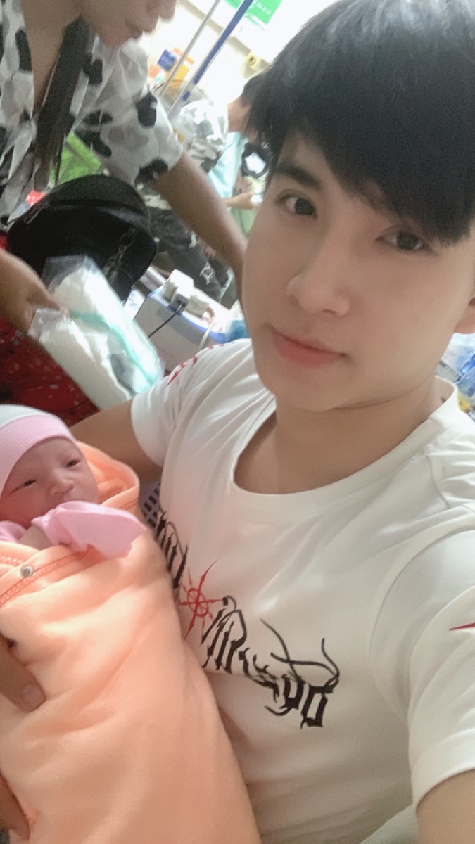 Bé con 40w1d 
Đã ra đời 11:19 3kg 
Thai giáo rất tốt xinh ra ít khóc toàn ngủ không à . Sau ba ngày chuyển dạ k thành công nên mổ luôn . Bé con đã biết bú và đi phân su 2 lần mà k khóc gì hết