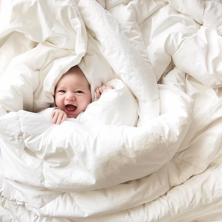 8 ĐIỀU QUAN TRỌNG GIÚP SINH CON ĐỦ THÁNG, PHÒNG TRÁNH SINH NON  

“Sinh đủ tháng” là cụm từ dùng để chỉ em bé được sinh ra ở tuần thứ 37 đến tuần thứ dưới 42 của thai kỳ. Tuy nhiên, lý tưởng nhất là bé được ra đời ở tuần thứ 39, 40; tức là đủ tháng chuẩn, không bị “đủ tháng sớm”, cũng không bị “đủ tháng già”.

Việc sinh đủ tháng là điều rất quan trọng bởi khi đó các cơ quan trong cơ thể bé đã phát triển hoàn thiện đúng theo chuẩn của trẻ sơ sinh, bé cũng đã sẵn sàng để bước ra thế giới bên ngoài.

Khi sinh con đủ tháng, mẹ chăm bé sẽ nhẹ nhàng hơn và cảm thấy an tâm hơn; khả năng hợp tác của bé với mẹ cũng cao hơn. 

Để sinh con đủ tháng mẹ lưu ý:

1. Đảm bảo dinh dưỡng, ăn đồ tươi ngon, hạn chế đồ công nghiệp chứa các chất phụ gia
2. Vận động nhẹ nhàng, nghỉ ngơi hợp lý
3. Ăn nhiều rau củ quả, các món lỏng, uống đủ nước để tránh táo bón bởi táo bón có thể gây sinh non
4. Không hút thuốc lá, uống rượu bia, tự ý sử dụng thuốc mà không có chỉ định của bác sĩ
5. Kiểm soát cân nặng hợp lý, tránh tình trạng béo phì thừa cân
6. Giữ tâm trạng thoải mái, tránh căng thẳng, lo âu
7. Khám thai đều đặn theo sự chỉ định của bác sĩ, phát hiện sớm nguy cơ sinh non để có biện pháp kịp thời
8. Thai giáo mỗi ngày, trò chuyện và nhắn nhủ với con về việc ra đời đủ ngày đủ tháng.

Mamibabi rất hạnh phúc khi nhiều mẹ sau một thời gian thai giáo đã khoe thành quả con chào đời khi 39 tuần 3 ngày, 39 tuần 5 ngày, 40 tuần 1 ngày… Thật tuyệt vời phải không ạ? 

Để hiểu rõ hơn tầm quan trọng của việc sinh con đủ tháng, bố mẹ có thể đọc thêm tại đây https://mamibabi.com.vn/news/1285/sinh-con-du-thang-la-bao-nhieu-tuan-phai-lam-gi-de-sinh-con-du-thang
_______________________________
Mamibabi là ứng dụng thai giáo và giáo dục sớm duy nhất tại Việt Nam được xây dựng theo hướng “1 tài khoản – ngàn nội dung”, bạn chỉ cần mua tài khoản VIP Mom 1 lần duy nhất để đọc hàng ngàn nội dung về nuôi dạy con. 

- Hơn 3000 hoạt động thai giáo giúp mẹ vui bé khỏe https://mamibabi.com.vn/vip/info?mode=1
- Hơn 1000 bản nhạc thai giáo và karaoke thai giáo
- Hơn 1000 bài thơ và câu truyện thai giáo tiếng Anh, tiếng Việt, Ehon, audio
- Hơn 500 hoạt động giáo dục sớm cho bé từ 0 - 6 tuổi
- Hơn 300 món ăn dặm cho bé từ 6 tháng đến 2 tuổi  
- Thực đơn 280 ngày mang thai cho mẹ bầu  
36 khóa học toàn diện và chuyên sâu dành cho mẹ bầu và bé 0 - 6 tuổi: https://mamibabi.com.vn/khoa-hoc