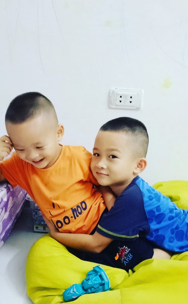 Có một số nguyên tắc để NÓI CHUYỆN với con, giúp con phát triển ngôn ngữ ở giai đoạn từ 1-3 tuổi, bao gồm:

1. Nói chuyện với con khi chơi cùng con.

2. Đến chỗ con đang chơi và nói về những gì con đang nhìn hoặc đang chơi.

3. Tận dụng những bài hát thiếu nhi, đặc biệt là những bài hát có hành động.

4. Khuyến khích con nghe những âm thanh khác nhau, chẳng hạn như ô tô và động vật. Điều này sẽ hữu ích cho kỹ năng nghe của trẻ.

5. Thu hút sự chú ý của con khi bạn muốn nói chuyện.

6. Tăng vốn từ vựng bằng cách đưa ra các lựa chọn, ví dụ như "Con muốn uống nước trái cây hay sữa?"

7. Nói về những điều sắp làm, ví dụ hai mẹ con đang chuẩn bị mua sắm.

8. Hãy lắng nghe cẩn thận và cho con thời gian để kết thúc cuộc nói chuyện. Nói thay phiên.

9. Luôn đáp lại theo một cách nào đó khi con nói.

10. Giúp con hoàn thiện câu bằng cách thêm vào những gì con nói, ví dụ con nói “quả bóng”, bạn có thể nói, “Đúng, đấy là một quả bóng to, màu đỏ.”

11. Nếu con bạn nói điều gì đó không chính xác, hãy nói lại cho đúng, ví dụ: “Con nhất yêu mẹ”. "Ừ, con yêu mẹ nhất?".

12. Cố gắng dành thời gian đặc biệt cho con mỗi ngày để chơi với đồ chơi và sách.

13. Giới hạn thời gian xem ti vi. Nếu có xem thì hãy xem cùng con để cùng nói về những gì đang xem.

Các chiến lược nói chuyện với con sẽ chỉ diễn ra khi con vui vẻ?

Còn khi con KHÓC thì sao? Có phải mình sẽ nói: Ngậm mồm lại! Con nín đi! Không được khóc! Sao lại khóc! Có gì mà cần khóc! Bla bla…

Nhưng bạn ơi, “khóc” thực ra cũng là “đặc quyền” của trẻ. Khi đó, trẻ muốn giao tiếp, trẻ muốn thể hiện cảm xúc, trẻ muốn thể hiện bản thân và trẻ đang chuẩn bị cho sự lớn lên, sự trưởng thành.

Chúc ba mẹ luôn hạnh phúc trên hành trình nuôi dạy con nhé!