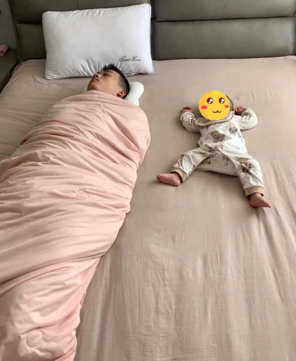 Lần đầu làm bố cứ bị lạnh ấy 😳
Con: quen rồi 🥲