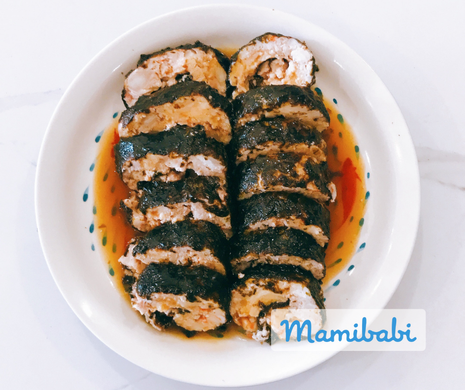 REVIEW NỒI CHIÊN – HẤP LOCK & LOCK VỢ MÌNH MÊ MẨN ĐANG GIẢM GIÁ 50% 

Link mua tại Shopee https://shorten.asia/UdJTqGbh 
Link mua tại Tiki https://shorten.asia/KmADETKT 

Đây là nồi 2 trong 1, vừa là nồi chiên không dầu, vừa là nồi hấp nhé các mẹ! 

Theo lời vợ mình nói thì ưu điểm lớn nhất của nồi này là có thêm chức năng “hấp rồi chiên”, nên với các tảng thịt lớn sẽ chín đều, chín kỹ bên trong và vàng ruộm ở ngoài, chứ không bị tình trạng “trong sống ngoài cháy”. Vợ mình nhiều lần cho cả tảng sườn to hoặc cả cái chân giò vào đây để chiên, chọn chức năng “hấp rồi chiên”, ví dụ hấp 10 phút – chiên 10 phút; khi hấp xong nồi sẽ tự chuyển sang chiên mà mình không phải bấm thêm nút gì cả. Nồi này size 7 lít, đựng được 1 con gà loại vừa các mẹ nhé! Mình hấp thịt cá rau củ đều được hết. 

Vợ mình bảo nói tới ăn dưỡng thai – ăn ở cữ - con ăn dặm thì nhất định mình phải giới thiệu với các mẹ nồi này vì thật sự tiện, không cần dùng thêm xửng hấp, nồi hấp gì lích kích đâu, cứ cho cả vào đây thôi. 

Với bà bầu – sau sinh và con ăn dặm thì mọi thứ đều cần chín kỹ nhé các mẹ, không ăn đồ tái hay sống. Việc hấp cũng sẽ giúp đồ ăn giữ được nhiều dưỡng chất và màu sắc cũng đẹp nữa. Chiên bằng nồi này thì hạn chế được dầu mỡ, không bị mỡ bắn và tiết kiệm thời gian, công sức cho mẹ. 

Nồi này giá gốc 6490K, nhưng đợt nhà mình mua được giảm còn 3600K thôi. Đợt này nồi lại giảm tiếp, mình để 2 link dưới đây để các mẹ xem link nào đang có giá tốt hơn thì mua nhé! 

Nồi chiên không dầu & hấp Lock&Lock Steam Air Fryer 7L - màu đen và màu trắng EJF881

Nồi nhà mình màu trắng, nhìn bếp sẽ sáng hơn. Nhưng màu đen thì nhìn sang trọng và đỡ lộ vết bẩn hơn. 

Link mua tại Shopee https://shorten.asia/UdJTqGbh 
Link mua tại Tiki https://shorten.asia/KmADETKT 

Team mình thỉnh thoảng sẽ giúp các mẹ “săn sale” các sản phẩm đang được giảm giá, nhưng riêng với nồi này thì cá nhân mình phải review chi tiết hơn chút để các mẹ biết được. 

Share thêm vài bức ảnh các món ăn của nhà mình làm bằng nồi này ạ: Gà nướng sốt Teriyaki, cá hấp chanh vàng, trứng cuộn giò nấm, rong biển hấp tôm thịt, xíu mại trứng muối.