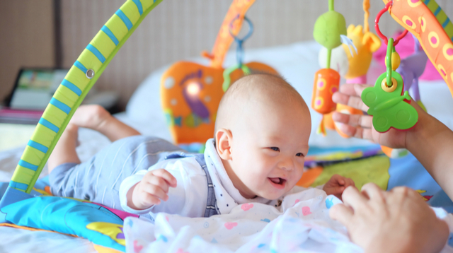 29 MỐC PHÁT TRIỂN ĐẠT CHUẨN CHO BÉ 0 – 2 TUỔI 
 
Ngay từ những tháng đầu tiên sau khi ra đời bé yêu đã có khả năng đạt được nhiều kỹ năng “xịn xò”. Mẹ hãy quan sát bé mỗi ngày và hỗ trợ bé xíu xiu để bé làm được những động tác phù hợp với khả năng riêng của mình nhé. 

Mẹ lưu ý: Mỗi bé mỗi khác, mẹ đừng so sánh bé với các bé “hàng xóm”, mà hãy so sánh bé của hôm qua với hôm nay, bé của hôm nay với ngày mai để thấy bé đã tiến bộ mỗi ngày nha mẹ! 

VẬN ĐỘNG THÔ 
• 1 tháng: Bé nâng đầu
• 2,5 tháng: Bé biết lẫy
• 5.5 tháng: Bé biết ngồi
• 7 tháng: Bé biết trườn
• 8 tháng: Bé biết bò
• 9 tháng: Bé đứng lên và đi có bám
• 11 tháng: Bé đi vững
• 14 tháng: Bé biết chạy
• 21 tháng: Bé nhảy được tại chỗ

KỸ NĂNG NGÔN NGỮ
• 20 - 30 ngày tuổi: Bé phát âm oo, ah, ee...
• 6,5 tháng: Bé nói bập bẹ
• 10,5 tháng: Bé nói từ đơn có nghĩa
• 17,5 tháng: Bé nói được câu 2 từ
• 20 tháng: Bé hiểu, chỉ tên, nói được các hình khối, đồ vật, con vật

KỸ NĂNG CẢM XÚC – XÃ HỘI 
• 20 ngày: Bé biết cười đáp
• 7,5 tháng: Bé biết vẫy tay tạm biệt
• 10 tháng: Bé biết uống nước bằng cốc
• 13,5 tháng: Biết cởi quần áo
• 20,5 tháng: Biết mặc quần áo đơn giản
• 22 tháng: Bé làm việc nhà đơn giản 
• 24 tháng: Bé tự đánh răng

VẬN ĐỘNG TINH
• 2 tháng tuổi: Bé bắm 2 bàn tay
• 7,5 tháng: Bé nhặt bằng ngón cái
• 9 tháng: Bé ăn bốc bằng tay và biết dùng cốc
• 12 tháng: Bé vẽ trên giấy
• 16,5 tháng: Bé xếp chồng các khối
• 19,5 tháng: Bé dùng thìa xúc ăn
• 24 tháng: Bé biết ném và bắt bóng
• 24 tháng: Bé có biểu hiện thuận tay

Để bé đạt được cả 29 mốc phát triển trên, mẹ hãy tham gia ngay khóa học “Giáo dục sớm – Vận động tốt cho bé 0 – 2 tuổi” tại link https://mamibabi.com.vn/coursev2/2/khoa-hoc-giao-duc-som-cho-tre-0-2-tuoi 

Với các mẹ đã có tài khoản VIP Mom của Mamibabi, mẹ có thể học ngay khóa học trên mà KHÔNG phải trả thêm bất cứ khoản phí nào. Ngoài ra, các mẹ VIP Mom có thể đọc được hàng ngàn nội dung tại Mamibabi: 

- Hơn 3000 hoạt động thai giáo giúp mẹ vui bé khỏe   https://mamibabi.com.vn/vip/info?mode=1
- Hơn 1000 bản nhạc thai giáo và karaoke thai giáo
- Hơn 1000 bài thơ và câu truyện thai giáo tiếng Anh, tiếng Việt, Ehon, audio
- Hơn 500 hoạt động giáo dục sớm cho bé từ 0 - 6 tuổi
- Hơn 300 món ăn dặm cho bé từ 6 tháng đến 2 tuổi  
- Thực đơn 280 ngày mang thai cho mẹ bầu  
- 43+ khóa học toàn diện và chuyên sâu dành cho mẹ bầu và bé 0 - 6 tuổi: https://mamibabi.com.vn/khoa-hoc
-----------------------------------------
Mamibabi là ứng dụng thai giáo và giáo dục sớm duy nhất tại Việt Nam: 
• Được sáng lập bởi chuyên gia thai giáo Phạm Ngọc Thắng, tác giả cuốn sách “Rủ chồng thai giáo”
• Được xây dựng theo hướng “1 tài khoản – ngàn nội dung”, bạn chỉ cần mua tài khoản VIP Mom 1 lần duy nhất trong đời để đọc hàng ngàn nội dung trọn đời