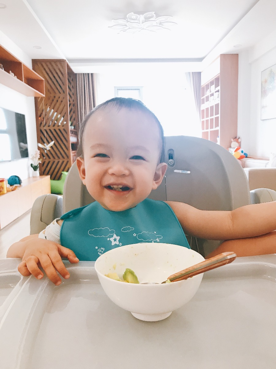 ĂN DẶM KHÔNG KHÓ: MAMIBABI GIÚP MẸ NẤU NGON, CON ĂN NGON NHÉ! 

Vợ mình bảo một trong những lúc sung sướng nhất của mẹ bỉm sữa là nhìn con ăn ngon, chứ con mà biếng ăn thì nản lắm. 

Thật ra khó khăn nhất sẽ là giai đoạn đầu, khi mới bắt đầu cho con ăn. Khi ấy cả 2 mẹ con sẽ “loay hoay” vì phải làm quen với thói quen mới. Nhưng sau một thời gian, khi mọi thứ “vào guồng” rồi thì sẽ dễ dàng hơn nhiều.

Heo nhà mình đã ăn dặm cả 3 phương pháp là truyền thống, kiểu Nhật và tự chỉ huy BLW. Con thích nhất là kiểu Nhật, lớn hơn chút thì thích ăn tự chỉ huy, nhưng không thích truyền thống. 

Cách cho con ăn theo cả 3 phương pháp đã có sẵn trên Mamibabi, có đủ thời điểm cho ăn, cách nấu, lượng ăn, thực đơn… các mẹ xem tại đây nhé https://mamibabi.com.vn/an-dam 

Nếu có câu hỏi nào về ăn dặm cần được giúp đỡ, các mẹ cứ comment để team Mamibabi hỗ trợ nhé!

Chúc các mẹ nấu ngon, các con ăn ngon! 

Ngoài ăn dặm thì Mamibabi còn 43 khóa học mang thai và nuôi dạy con nữa, mẹ xem tại đây nhé https://mamibabi.com.vn/khoa-hoc