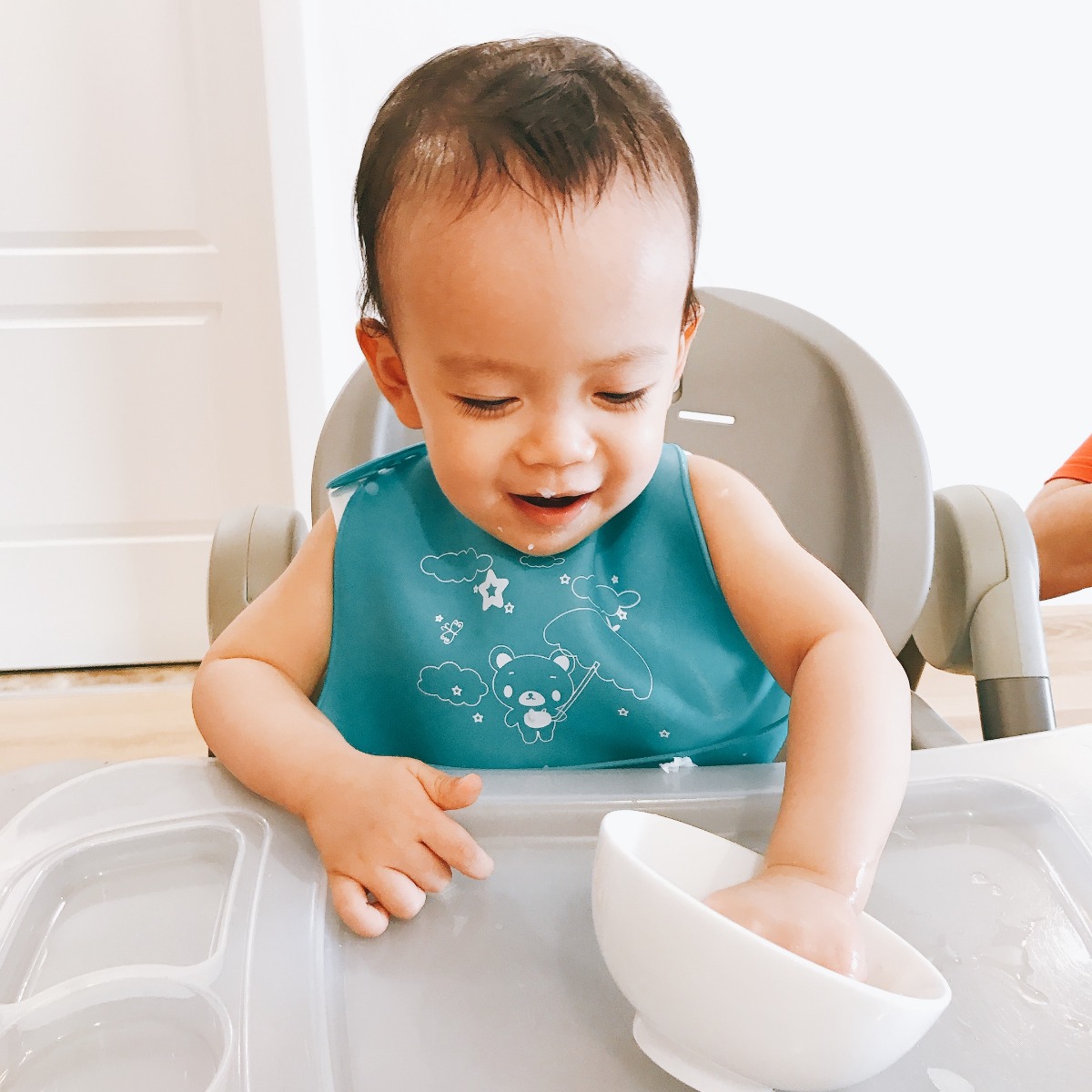 ĂN DẶM KHÔNG KHÓ: MAMIBABI GIÚP MẸ NẤU NGON, CON ĂN NGON NHÉ! 

Vợ mình bảo một trong những lúc sung sướng nhất của mẹ bỉm sữa là nhìn con ăn ngon, chứ con mà biếng ăn thì nản lắm. 

Thật ra khó khăn nhất sẽ là giai đoạn đầu, khi mới bắt đầu cho con ăn. Khi ấy cả 2 mẹ con sẽ “loay hoay” vì phải làm quen với thói quen mới. Nhưng sau một thời gian, khi mọi thứ “vào guồng” rồi thì sẽ dễ dàng hơn nhiều.

Heo nhà mình đã ăn dặm cả 3 phương pháp là truyền thống, kiểu Nhật và tự chỉ huy BLW. Con thích nhất là kiểu Nhật, lớn hơn chút thì thích ăn tự chỉ huy, nhưng không thích truyền thống. 

Cách cho con ăn theo cả 3 phương pháp đã có sẵn trên Mamibabi, có đủ thời điểm cho ăn, cách nấu, lượng ăn, thực đơn… các mẹ xem tại đây nhé https://mamibabi.com.vn/an-dam 

Nếu có câu hỏi nào về ăn dặm cần được giúp đỡ, các mẹ cứ comment để team Mamibabi hỗ trợ nhé!

Chúc các mẹ nấu ngon, các con ăn ngon! 

Ngoài ăn dặm thì Mamibabi còn 43 khóa học mang thai và nuôi dạy con nữa, mẹ xem tại đây nhé https://mamibabi.com.vn/khoa-hoc