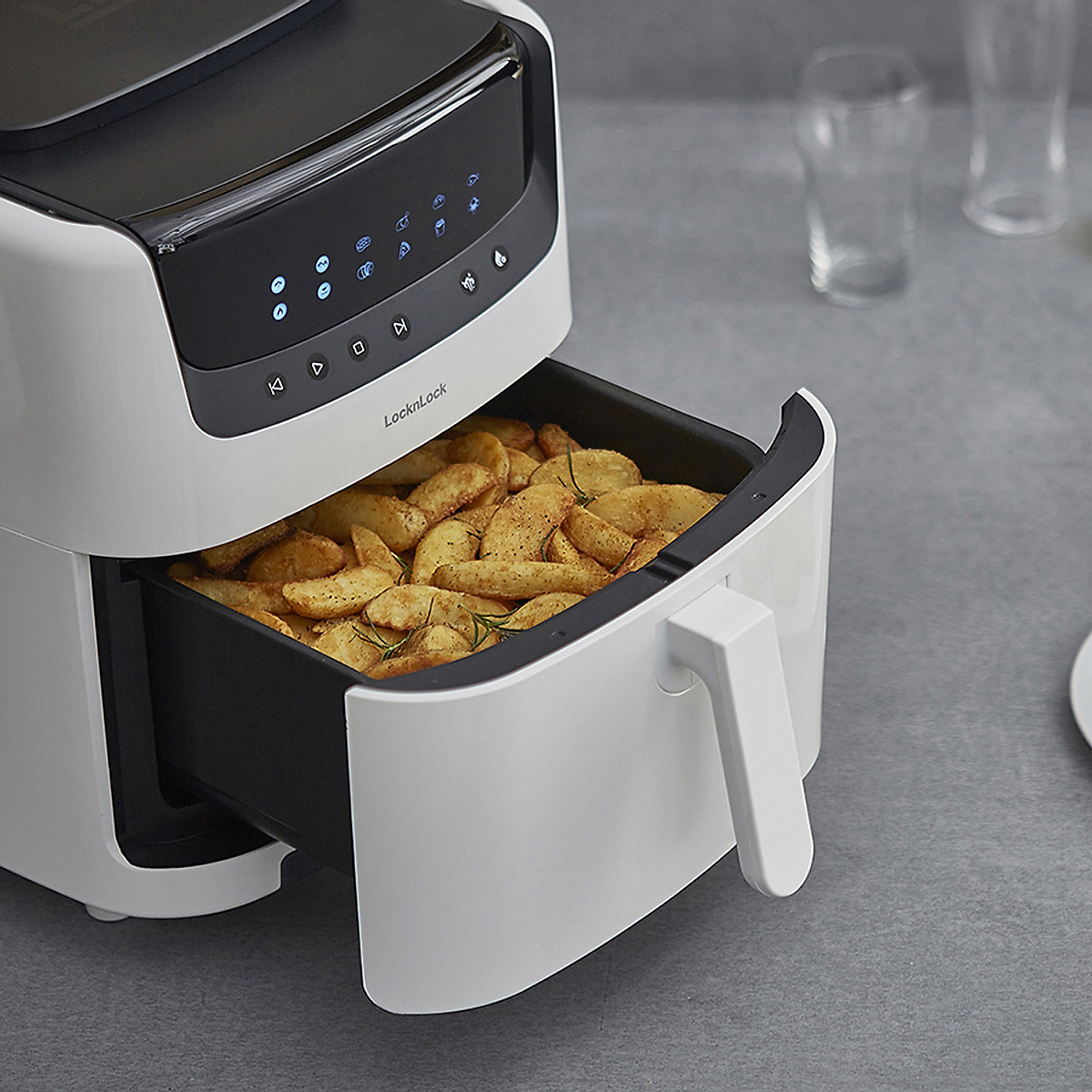 REVIEW NỒI CHIÊN – HẤP LOCK & LOCK VỢ MÌNH MÊ MẨN ĐANG GIẢM GIÁ 50% 

Link mua tại Shopee https://shorten.asia/UdJTqGbh 
Link mua tại Tiki https://shorten.asia/KmADETKT 

Đây là nồi 2 trong 1, vừa là nồi chiên không dầu, vừa là nồi hấp nhé các mẹ! 

Theo lời vợ mình nói thì ưu điểm lớn nhất của nồi này là có thêm chức năng “hấp rồi chiên”, nên với các tảng thịt lớn sẽ chín đều, chín kỹ bên trong và vàng ruộm ở ngoài, chứ không bị tình trạng “trong sống ngoài cháy”. Vợ mình nhiều lần cho cả tảng sườn to hoặc cả cái chân giò vào đây để chiên, chọn chức năng “hấp rồi chiên”, ví dụ hấp 10 phút – chiên 10 phút; khi hấp xong nồi sẽ tự chuyển sang chiên mà mình không phải bấm thêm nút gì cả. Nồi này size 7 lít, đựng được 1 con gà loại vừa các mẹ nhé! Mình hấp thịt cá rau củ đều được hết. 

Vợ mình bảo nói tới ăn dưỡng thai – ăn ở cữ - con ăn dặm thì nhất định mình phải giới thiệu với các mẹ nồi này vì thật sự tiện, không cần dùng thêm xửng hấp, nồi hấp gì lích kích đâu, cứ cho cả vào đây thôi. 

Với bà bầu – sau sinh và con ăn dặm thì mọi thứ đều cần chín kỹ nhé các mẹ, không ăn đồ tái hay sống. Việc hấp cũng sẽ giúp đồ ăn giữ được nhiều dưỡng chất và màu sắc cũng đẹp nữa. Chiên bằng nồi này thì hạn chế được dầu mỡ, không bị mỡ bắn và tiết kiệm thời gian, công sức cho mẹ. 

Nồi này giá gốc 6490K, nhưng đợt nhà mình mua được giảm còn 3600K thôi. Đợt này nồi lại giảm tiếp, mình để 2 link dưới đây để các mẹ xem link nào đang có giá tốt hơn thì mua nhé! 

Nồi chiên không dầu & hấp Lock&Lock Steam Air Fryer 7L - màu đen và màu trắng EJF881

Nồi nhà mình màu trắng, nhìn bếp sẽ sáng hơn. Nhưng màu đen thì nhìn sang trọng và đỡ lộ vết bẩn hơn. 

Link mua tại Shopee https://shorten.asia/UdJTqGbh 
Link mua tại Tiki https://shorten.asia/KmADETKT 

Team mình thỉnh thoảng sẽ giúp các mẹ “săn sale” các sản phẩm đang được giảm giá, nhưng riêng với nồi này thì cá nhân mình phải review chi tiết hơn chút để các mẹ biết được. 

Share thêm vài bức ảnh các món ăn của nhà mình làm bằng nồi này ạ: Gà nướng sốt Teriyaki, cá hấp chanh vàng, trứng cuộn giò nấm, rong biển hấp tôm thịt, xíu mại trứng muối.