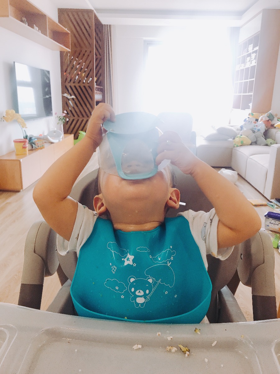 ĂN DẶM KHÔNG KHÓ: MAMIBABI GIÚP MẸ NẤU NGON, CON ĂN NGON NHÉ! 

Vợ mình bảo một trong những lúc sung sướng nhất của mẹ bỉm sữa là nhìn con ăn ngon, chứ con mà biếng ăn thì nản lắm. 

Thật ra khó khăn nhất sẽ là giai đoạn đầu, khi mới bắt đầu cho con ăn. Khi ấy cả 2 mẹ con sẽ “loay hoay” vì phải làm quen với thói quen mới. Nhưng sau một thời gian, khi mọi thứ “vào guồng” rồi thì sẽ dễ dàng hơn nhiều.

Heo nhà mình đã ăn dặm cả 3 phương pháp là truyền thống, kiểu Nhật và tự chỉ huy BLW. Con thích nhất là kiểu Nhật, lớn hơn chút thì thích ăn tự chỉ huy, nhưng không thích truyền thống. 

Cách cho con ăn theo cả 3 phương pháp đã có sẵn trên Mamibabi, có đủ thời điểm cho ăn, cách nấu, lượng ăn, thực đơn… các mẹ xem tại đây nhé https://mamibabi.com.vn/an-dam 

Nếu có câu hỏi nào về ăn dặm cần được giúp đỡ, các mẹ cứ comment để team Mamibabi hỗ trợ nhé!

Chúc các mẹ nấu ngon, các con ăn ngon! 

Ngoài ăn dặm thì Mamibabi còn 43 khóa học mang thai và nuôi dạy con nữa, mẹ xem tại đây nhé https://mamibabi.com.vn/khoa-hoc