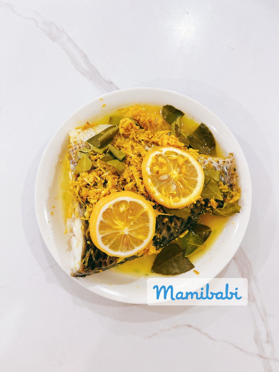 REVIEW NỒI CHIÊN – HẤP LOCK & LOCK VỢ MÌNH MÊ MẨN ĐANG GIẢM GIÁ 50% 

Link mua tại Shopee https://shorten.asia/UdJTqGbh 
Link mua tại Tiki https://shorten.asia/KmADETKT 

Đây là nồi 2 trong 1, vừa là nồi chiên không dầu, vừa là nồi hấp nhé các mẹ! 

Theo lời vợ mình nói thì ưu điểm lớn nhất của nồi này là có thêm chức năng “hấp rồi chiên”, nên với các tảng thịt lớn sẽ chín đều, chín kỹ bên trong và vàng ruộm ở ngoài, chứ không bị tình trạng “trong sống ngoài cháy”. Vợ mình nhiều lần cho cả tảng sườn to hoặc cả cái chân giò vào đây để chiên, chọn chức năng “hấp rồi chiên”, ví dụ hấp 10 phút – chiên 10 phút; khi hấp xong nồi sẽ tự chuyển sang chiên mà mình không phải bấm thêm nút gì cả. Nồi này size 7 lít, đựng được 1 con gà loại vừa các mẹ nhé! Mình hấp thịt cá rau củ đều được hết. 

Vợ mình bảo nói tới ăn dưỡng thai – ăn ở cữ - con ăn dặm thì nhất định mình phải giới thiệu với các mẹ nồi này vì thật sự tiện, không cần dùng thêm xửng hấp, nồi hấp gì lích kích đâu, cứ cho cả vào đây thôi. 

Với bà bầu – sau sinh và con ăn dặm thì mọi thứ đều cần chín kỹ nhé các mẹ, không ăn đồ tái hay sống. Việc hấp cũng sẽ giúp đồ ăn giữ được nhiều dưỡng chất và màu sắc cũng đẹp nữa. Chiên bằng nồi này thì hạn chế được dầu mỡ, không bị mỡ bắn và tiết kiệm thời gian, công sức cho mẹ. 

Nồi này giá gốc 6490K, nhưng đợt nhà mình mua được giảm còn 3600K thôi. Đợt này nồi lại giảm tiếp, mình để 2 link dưới đây để các mẹ xem link nào đang có giá tốt hơn thì mua nhé! 

Nồi chiên không dầu & hấp Lock&Lock Steam Air Fryer 7L - màu đen và màu trắng EJF881

Nồi nhà mình màu trắng, nhìn bếp sẽ sáng hơn. Nhưng màu đen thì nhìn sang trọng và đỡ lộ vết bẩn hơn. 

Link mua tại Shopee https://shorten.asia/UdJTqGbh 
Link mua tại Tiki https://shorten.asia/KmADETKT 

Team mình thỉnh thoảng sẽ giúp các mẹ “săn sale” các sản phẩm đang được giảm giá, nhưng riêng với nồi này thì cá nhân mình phải review chi tiết hơn chút để các mẹ biết được. 

Share thêm vài bức ảnh các món ăn của nhà mình làm bằng nồi này ạ: Gà nướng sốt Teriyaki, cá hấp chanh vàng, trứng cuộn giò nấm, rong biển hấp tôm thịt, xíu mại trứng muối.