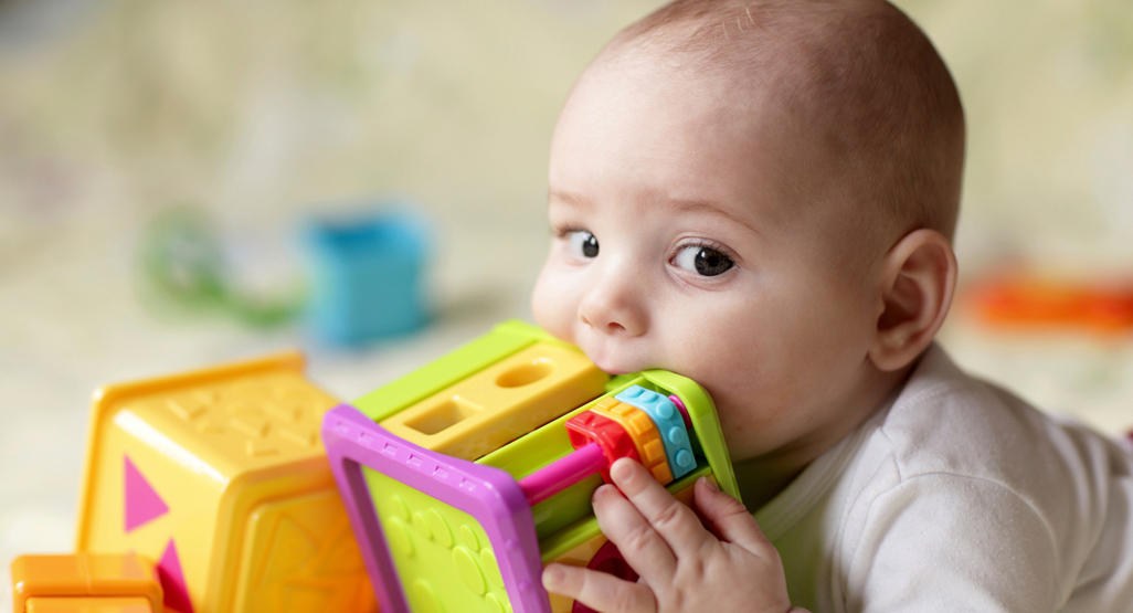 CHƠI VỚI TRẺ, TẠI SAO LẠI QUAN TRỌNG?
Bạn biết không! Phần Lan là quốc gia có hệ thống giáo dục trẻ nhỏ đứng top đầu thế giới. Sự thật thú vị rằng: trước 7 tuổi, mối quan tâm của các trường ở Phần Lan không phải là dạy các con đọc, viết hay làm toán, mà là “học những điều quan trọng hơn”. Những điều đó là cách kết bạn, giao tiếp, năng động, sáng tạo trong chơi, khám phá ngoài trời và quản lý rủi ro. Tất cả những điều này chỉ nằm ở 1 môn học duy nhất đó là “để các con được vui chơi” vì đó là công việc chính của các con ở độ tuổi này. GS Sahlberg từng nói “mục tiêu chính của trường mẫu giáo ở Phần Lan là không phải để chuẩn bị cho trẻ đến trường về mặt học thuật, mà là để đảm bảo các con trở thành những đứa trẻ vui vẻ và có trách nhiệm”.

Các nghiên cứu gần đây cũng cho thấy hoạt động vui chơi trong thời gian ấu thơ sẽ giúp trẻ phát triển tối ưu hoạt động học hỏi của não bộ đặc biệt là các vùng ghi nhớ, đánh giá, giải quyết vấn đề và cả cách cảm thông cho người khác. Thiên tài vật lý Einstein từng nói: "Chơi là dạng thức cao nhất của khám phá". Các bé sẽ trải qua sự rèn luyện, hình thành thói quen tự suy nghĩ thông qua các hoạt động vui chơi.

Cha mẹ chúng ta đôi lúc không phải ít quan tâm đến việc chơi của trẻ, mà không biết chơi như thế nào với trẻ cho đúng và để trẻ phát triển tốt nhất. Thực ra, để chơi với trẻ chúng ta cần phải biết cách giao tiếp để giúp trẻ hiểu và tạo sự hứng thú của trẻ trong lúc tham gia. Điều này sẽ giúp trẻ học hỏi và phát triển trong khi chơi.
Báo cáo gần đây của GS. Hutchison, ĐH Rowan và các chuyên gia tại ĐH Harvard cho thấy chơi với cha mẹ là một trong 3 loại hình thức chơi đem lại sư phát triển tốt nhất cho não bộ ở giai đoạn nhỏ của trẻ vì nó giúp phát huy các bước cơ bản trong thực hành kỹ thuật Serve & Return, một cách tạo sự tương tác hai chiều giúp phát triển não bộ ở trẻ. Cách tương tác này cũng hỗ trợ sự giao tiếp của cha mẹ và trẻ trong những giây phút mà trẻ đang hứng thú. Khoa học đã chứng minh những giây phút này là lúc não bộ phát triển trong nhận thức, tư duy, ngôn ngữ, tò mò và sự tự tin. GS. Frost, ĐH Texas, Mỹ, cũng từng nhấn mạnh “chơi là ngôn ngữ của trẻ”. Nếu cha mẹ biết cách sử dụng “ngôn ngữ” này để giao tiếp với trẻ thì sẽ đạt được những kết quả lớn lao trong giáo dục ở độ tuổi nhỏ này hơn là la mắng hay bắt ép trẻ học.

5 KỸ NĂNG CẦN CÓ TRONG TRÒ CHƠI VỚI TRẺ
Đã đến lúc bạn cần đưa ra 2 quyết định quan trọng. 2 điều này sẽ quyết định con bạn như thế nào sau này.
1. Dành thời gian chơi với con
2. Đã chơi, cần phải đầu tư trò chơi, không cần đầu tư tiền bạc, chỉ cần đầu tư 5 điều sau. Không cần 1 buổi chơi có hết cả 5, chỉ cần mỗi buổi có ít nhất 1 là đủ. Duy trì mỗi tháng có đủ 5 là được.

A. TRÒ CHƠI NÊN CHO TRẺ SỬ DỤNG ĐÔI TAY
Các trò chơi mà trẻ sử dụng đôi tay càng tích cực thì trẻ càng suy nghĩ tốt vì trẻ bắt não bộ làm việc nhiều hơn để điều khiển đôi tay ấy. Hãy bắt đầu suy nghĩ như thế nào là sử dụng đôi tay tích cực? Liệu "Nhấn - kéo - thả " có tích cực hơn "cắt- xé - vẽ"?

Đây là 1 số trò chơi gợi ý:
Cùng trẻ làm nhà thùng giấy cho bé chơi: Chọn 1 thùng giấy carton to, vẽ các đường để có cửa chui ra vào, cắt 2 ô vuông cho 2 cửa sổ. Trẻ có thể phụ bạn cắt các đường này hoặc các hình trang trí để dán vào ngôi nhà của bé.
Cùng trẻ làm bánh chơi đồ hàng bằng cát hay đất sét: Mua những cái khuôn và 1 ít cát sạch/đất sét để trẻ nặn, cắt, làm bánh từ khuôn. Cho bánh lên xe để vận chuyển, xe có thể đi qua đường hẹp (vẽ 2 đường thẳng song song trên bề mặt làm cung đường hẹp), xe đi qua nước, xe đi qua đường dốc....

B. TRÒ CHƠI NÊN CHO BÉ KHÁI NIỆM VỀ CÂN BẰNG
Giữ cân bằng là điều luôn diễn ra hằng ngày từ tinh thần đến vật lý như việc giữ cân bằng trong cuộc sống, giữ cân bằng về công việc -gia đình, giữ cân bằng cơ thể khi đi qua khoảng hẹp. Bạn biết không? Mất cân bằng không phải là điều xấu, biết lấy lại cân bằng và đừng để mình mất cân bằng nhiều quá thì sẽ không ảnh hưởng đến chất lượng cuộc sống. Khái niệm về cân bằng trẻ cần hiểu từ sớm, bắt đầu từ khái niệm vật lý. Khi hiểu về khái niệm này trẻ sẽ hiểu khái niệm phi vật lý.

Đây là 1 số trò chơi gợi ý:
a. Làm sao con đi mà không đụng đường vẽ hẹp này?
b. Nhảy lò co
c. Đi đường dốc mà không làm đổ hạt đậu đựng trong dĩa nhựa như 1 trò chơi thử thách
d. 1 chiếc cân đòn gánh thăng bằng, điều gì xảy ra khi con cho 1 hạt đậu vào 1 bên?
e. Chiếc ly nước đã đầy tràn, điều gì sẽ xảy ra khi con nhỏ thêm 1 giọt vào đó?

Đó là 1 số trò chơi và thí nghiệm vui để cho trẻ hình thành khái niệm cần cho cân bằng.

C. TRÒ CHƠI NÊN CHO TRẺ SỬ DỤNG ÓC PHÁN ĐOÁN
Nghe trừu tượng hoặc quá toán học, nhưng thực tế có nhiều trò chơi rất bình dân, nhưng dạy trẻ óc phán đoán rất tốt.
Đây là 1 số trò chơi gợi ý bạn có thể chơi.
a. Chụp banh từ bạn ném
b. Tự thẩy banh lên cao và chụp banh khi rơi xuống.
c. Chơi cờ vua
d. Đá banh vào cầu môn hoặc ném banh vào lỗ
e. 1 số thí nghiệm vui: cùng 1 quả trứng gà, khi luộc và khi còn sống, cái nào sẽ rơi xuống đáy thau nước khi bỏ cả 2 vào nước cùng lúc.

D. TRÒ CHƠI NÊN CHO TRẺ BIẾT THÊM TỪ VỰNG VÀ NGÔN NGỮ
Khi bạn chơi 1 trò chơi với trẻ, hãy suy nghĩ xem có bao nhiêu ngôn ngữ liên quan đến nó mà trẻ cần biết.
Ví dụ, trò ném banh trên vạch trắng trên sân, đây là 1 số ngôn ngữ dùng trong trò chơi:

Vạch trắng là "vạch mức", nghĩa là vạch con phải ném trên nó thì mới tính điểm.

Vạch màu vàng dưới đất là vạch đứng ném, nghĩa là con phải đứng đây ném, không được bước lên hoặc xa hơn.

Bạn biết tại sao chúng ta cần nói nhiều ngôn ngữ trong trò chơi không? Bởi vì trẻ sẽ học khi trải nghiệm chơi nó nhanh hơn khi ngồi học trên bàn. Hơn nữa, trẻ cũng quen với quy định và luật chơi- một kỹ luật cần thiết mà mọi người chơi phải tuân thủ. Cuộc sống cũng là 1 trò chơi với các luật chơi cần tuân thủ.

E. TRÒ CHƠI NÊN CHO TRẺ BIẾT VỀ KHÔNG GIAN VÀ CẤU TRÚC
Khái niệm về không gian là khá trừu tượng. Người có thể nhìn ra không gian khi họ biết đặt mình vào 1 vị trí nhìn đúng. Một không gian có những chiều của nó. Chúng ta quen nhìn ở 1 góc, chỉ muốn nhìn ở chiều quen thuộc và ưa mắt, khi ai đó quay chiều khác đi, ta không quen nữa trở thành những người dễ bị dẫn đường của cảm xúc như lo sợ, lạc lối và hành động thiếu suy nghĩ. Người biết suy nghĩ dễ dàng thoát ra không gian nhỏ bé của họ, nhìn 1 sự vật nhiều chiều hơn, đa góc hơn và tầm hiểu biết họ cũng rộng hơn.
Một số trò chơi làm tốt thông điệp này là:

a. Trốn tìm rèn luyện không gian và suy đoán sự xuất hiện và biến mất
b. Xếp hình bằng giấy thủ công (VD. xếp giấy origami đơn giản)
c. Chơi bò trong đường hầm
d. Chơi với các hình khối, đếm mặt phẳng, đếm góc, đếm cạnh.
e. Các khái niệm lớn nhỏ, bẻ cong của ống hút trong nước...

THỜI GIAN BAO NHIÊU KHI CHƠI CÙNG TRẺ?
Nếu bạn là người bận rộn cũng đừng quá nản lòng. Chơi với trẻ không đòi hỏi quá nhiều thời gian của bạn đâu, nhưng nếu bạn dành ít nhất 2 ngày cuối tuần, tầm 30-60 phút mỗi ngày để chơi cùng trẻ với các định hướng trên, đó là bạn đang đầu tư rất lớn cho con của bạn. Một đứa trẻ biết chơi đúng sẽ trở thành 1 người biết suy nghĩ-đó sẽ là công dân ưu tú của tương lai.