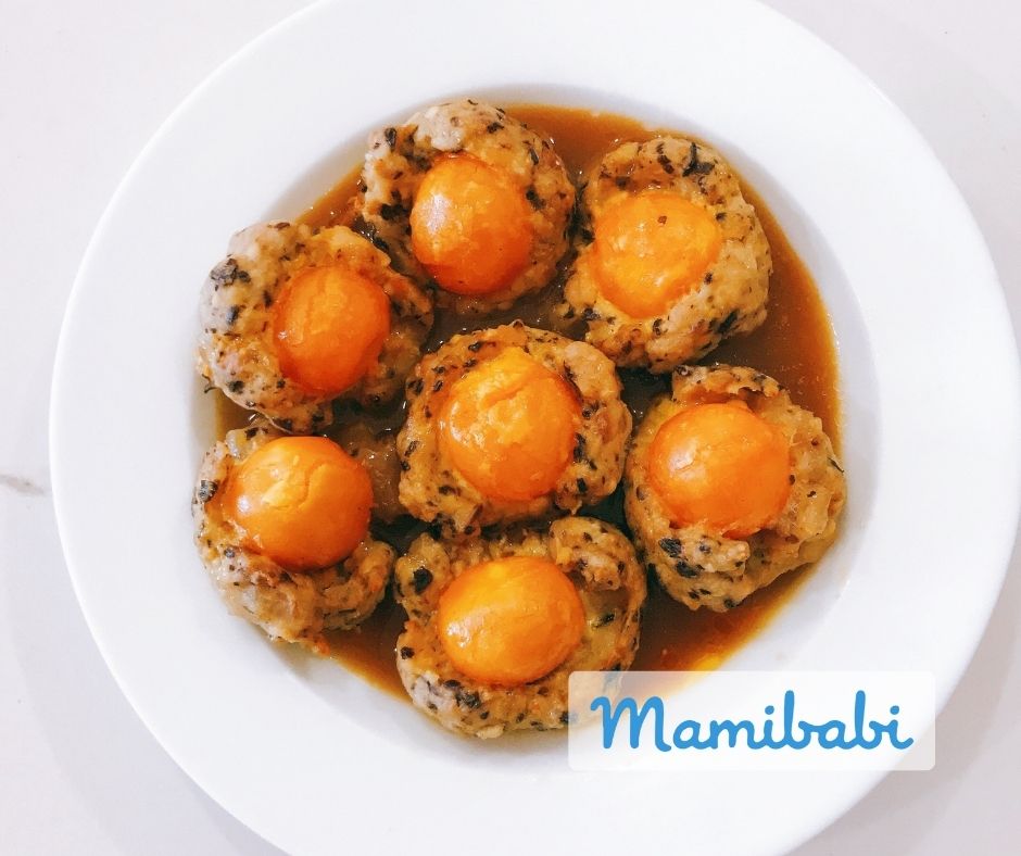 REVIEW NỒI CHIÊN – HẤP LOCK & LOCK VỢ MÌNH MÊ MẨN ĐANG GIẢM GIÁ 50% 

Link mua tại Shopee https://shorten.asia/UdJTqGbh 
Link mua tại Tiki https://shorten.asia/KmADETKT 

Đây là nồi 2 trong 1, vừa là nồi chiên không dầu, vừa là nồi hấp nhé các mẹ! 

Theo lời vợ mình nói thì ưu điểm lớn nhất của nồi này là có thêm chức năng “hấp rồi chiên”, nên với các tảng thịt lớn sẽ chín đều, chín kỹ bên trong và vàng ruộm ở ngoài, chứ không bị tình trạng “trong sống ngoài cháy”. Vợ mình nhiều lần cho cả tảng sườn to hoặc cả cái chân giò vào đây để chiên, chọn chức năng “hấp rồi chiên”, ví dụ hấp 10 phút – chiên 10 phút; khi hấp xong nồi sẽ tự chuyển sang chiên mà mình không phải bấm thêm nút gì cả. Nồi này size 7 lít, đựng được 1 con gà loại vừa các mẹ nhé! Mình hấp thịt cá rau củ đều được hết. 

Vợ mình bảo nói tới ăn dưỡng thai – ăn ở cữ - con ăn dặm thì nhất định mình phải giới thiệu với các mẹ nồi này vì thật sự tiện, không cần dùng thêm xửng hấp, nồi hấp gì lích kích đâu, cứ cho cả vào đây thôi. 

Với bà bầu – sau sinh và con ăn dặm thì mọi thứ đều cần chín kỹ nhé các mẹ, không ăn đồ tái hay sống. Việc hấp cũng sẽ giúp đồ ăn giữ được nhiều dưỡng chất và màu sắc cũng đẹp nữa. Chiên bằng nồi này thì hạn chế được dầu mỡ, không bị mỡ bắn và tiết kiệm thời gian, công sức cho mẹ. 

Nồi này giá gốc 6490K, nhưng đợt nhà mình mua được giảm còn 3600K thôi. Đợt này nồi lại giảm tiếp, mình để 2 link dưới đây để các mẹ xem link nào đang có giá tốt hơn thì mua nhé! 

Nồi chiên không dầu & hấp Lock&Lock Steam Air Fryer 7L - màu đen và màu trắng EJF881

Nồi nhà mình màu trắng, nhìn bếp sẽ sáng hơn. Nhưng màu đen thì nhìn sang trọng và đỡ lộ vết bẩn hơn. 

Link mua tại Shopee https://shorten.asia/UdJTqGbh 
Link mua tại Tiki https://shorten.asia/KmADETKT 

Team mình thỉnh thoảng sẽ giúp các mẹ “săn sale” các sản phẩm đang được giảm giá, nhưng riêng với nồi này thì cá nhân mình phải review chi tiết hơn chút để các mẹ biết được. 

Share thêm vài bức ảnh các món ăn của nhà mình làm bằng nồi này ạ: Gà nướng sốt Teriyaki, cá hấp chanh vàng, trứng cuộn giò nấm, rong biển hấp tôm thịt, xíu mại trứng muối.