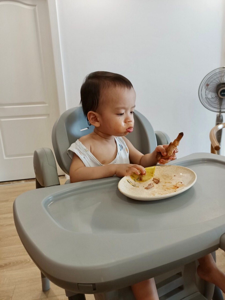 ĂN DẶM KHÔNG KHÓ: MAMIBABI GIÚP MẸ NẤU NGON, CON ĂN NGON NHÉ! 

Vợ mình bảo một trong những lúc sung sướng nhất của mẹ bỉm sữa là nhìn con ăn ngon, chứ con mà biếng ăn thì nản lắm. 

Thật ra khó khăn nhất sẽ là giai đoạn đầu, khi mới bắt đầu cho con ăn. Khi ấy cả 2 mẹ con sẽ “loay hoay” vì phải làm quen với thói quen mới. Nhưng sau một thời gian, khi mọi thứ “vào guồng” rồi thì sẽ dễ dàng hơn nhiều.

Heo nhà mình đã ăn dặm cả 3 phương pháp là truyền thống, kiểu Nhật và tự chỉ huy BLW. Con thích nhất là kiểu Nhật, lớn hơn chút thì thích ăn tự chỉ huy, nhưng không thích truyền thống. 

Cách cho con ăn theo cả 3 phương pháp đã có sẵn trên Mamibabi, có đủ thời điểm cho ăn, cách nấu, lượng ăn, thực đơn… các mẹ xem tại đây nhé https://mamibabi.com.vn/an-dam 

Nếu có câu hỏi nào về ăn dặm cần được giúp đỡ, các mẹ cứ comment để team Mamibabi hỗ trợ nhé!

Chúc các mẹ nấu ngon, các con ăn ngon! 

Ngoài ăn dặm thì Mamibabi còn 43 khóa học mang thai và nuôi dạy con nữa, mẹ xem tại đây nhé https://mamibabi.com.vn/khoa-hoc