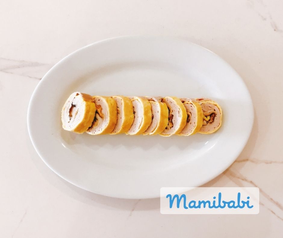 REVIEW NỒI CHIÊN – HẤP LOCK & LOCK VỢ MÌNH MÊ MẨN ĐANG GIẢM GIÁ 50% 

Link mua tại Shopee https://shorten.asia/UdJTqGbh 
Link mua tại Tiki https://shorten.asia/KmADETKT 

Đây là nồi 2 trong 1, vừa là nồi chiên không dầu, vừa là nồi hấp nhé các mẹ! 

Theo lời vợ mình nói thì ưu điểm lớn nhất của nồi này là có thêm chức năng “hấp rồi chiên”, nên với các tảng thịt lớn sẽ chín đều, chín kỹ bên trong và vàng ruộm ở ngoài, chứ không bị tình trạng “trong sống ngoài cháy”. Vợ mình nhiều lần cho cả tảng sườn to hoặc cả cái chân giò vào đây để chiên, chọn chức năng “hấp rồi chiên”, ví dụ hấp 10 phút – chiên 10 phút; khi hấp xong nồi sẽ tự chuyển sang chiên mà mình không phải bấm thêm nút gì cả. Nồi này size 7 lít, đựng được 1 con gà loại vừa các mẹ nhé! Mình hấp thịt cá rau củ đều được hết. 

Vợ mình bảo nói tới ăn dưỡng thai – ăn ở cữ - con ăn dặm thì nhất định mình phải giới thiệu với các mẹ nồi này vì thật sự tiện, không cần dùng thêm xửng hấp, nồi hấp gì lích kích đâu, cứ cho cả vào đây thôi. 

Với bà bầu – sau sinh và con ăn dặm thì mọi thứ đều cần chín kỹ nhé các mẹ, không ăn đồ tái hay sống. Việc hấp cũng sẽ giúp đồ ăn giữ được nhiều dưỡng chất và màu sắc cũng đẹp nữa. Chiên bằng nồi này thì hạn chế được dầu mỡ, không bị mỡ bắn và tiết kiệm thời gian, công sức cho mẹ. 

Nồi này giá gốc 6490K, nhưng đợt nhà mình mua được giảm còn 3600K thôi. Đợt này nồi lại giảm tiếp, mình để 2 link dưới đây để các mẹ xem link nào đang có giá tốt hơn thì mua nhé! 

Nồi chiên không dầu & hấp Lock&Lock Steam Air Fryer 7L - màu đen và màu trắng EJF881

Nồi nhà mình màu trắng, nhìn bếp sẽ sáng hơn. Nhưng màu đen thì nhìn sang trọng và đỡ lộ vết bẩn hơn. 

Link mua tại Shopee https://shorten.asia/UdJTqGbh 
Link mua tại Tiki https://shorten.asia/KmADETKT 

Team mình thỉnh thoảng sẽ giúp các mẹ “săn sale” các sản phẩm đang được giảm giá, nhưng riêng với nồi này thì cá nhân mình phải review chi tiết hơn chút để các mẹ biết được. 

Share thêm vài bức ảnh các món ăn của nhà mình làm bằng nồi này ạ: Gà nướng sốt Teriyaki, cá hấp chanh vàng, trứng cuộn giò nấm, rong biển hấp tôm thịt, xíu mại trứng muối.