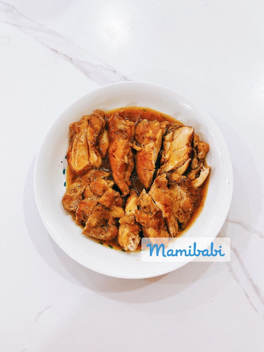 REVIEW NỒI CHIÊN – HẤP LOCK & LOCK VỢ MÌNH MÊ MẨN ĐANG GIẢM GIÁ 50% 

Link mua tại Shopee https://shorten.asia/UdJTqGbh 
Link mua tại Tiki https://shorten.asia/KmADETKT 

Đây là nồi 2 trong 1, vừa là nồi chiên không dầu, vừa là nồi hấp nhé các mẹ! 

Theo lời vợ mình nói thì ưu điểm lớn nhất của nồi này là có thêm chức năng “hấp rồi chiên”, nên với các tảng thịt lớn sẽ chín đều, chín kỹ bên trong và vàng ruộm ở ngoài, chứ không bị tình trạng “trong sống ngoài cháy”. Vợ mình nhiều lần cho cả tảng sườn to hoặc cả cái chân giò vào đây để chiên, chọn chức năng “hấp rồi chiên”, ví dụ hấp 10 phút – chiên 10 phút; khi hấp xong nồi sẽ tự chuyển sang chiên mà mình không phải bấm thêm nút gì cả. Nồi này size 7 lít, đựng được 1 con gà loại vừa các mẹ nhé! Mình hấp thịt cá rau củ đều được hết. 

Vợ mình bảo nói tới ăn dưỡng thai – ăn ở cữ - con ăn dặm thì nhất định mình phải giới thiệu với các mẹ nồi này vì thật sự tiện, không cần dùng thêm xửng hấp, nồi hấp gì lích kích đâu, cứ cho cả vào đây thôi. 

Với bà bầu – sau sinh và con ăn dặm thì mọi thứ đều cần chín kỹ nhé các mẹ, không ăn đồ tái hay sống. Việc hấp cũng sẽ giúp đồ ăn giữ được nhiều dưỡng chất và màu sắc cũng đẹp nữa. Chiên bằng nồi này thì hạn chế được dầu mỡ, không bị mỡ bắn và tiết kiệm thời gian, công sức cho mẹ. 

Nồi này giá gốc 6490K, nhưng đợt nhà mình mua được giảm còn 3600K thôi. Đợt này nồi lại giảm tiếp, mình để 2 link dưới đây để các mẹ xem link nào đang có giá tốt hơn thì mua nhé! 

Nồi chiên không dầu & hấp Lock&Lock Steam Air Fryer 7L - màu đen và màu trắng EJF881

Nồi nhà mình màu trắng, nhìn bếp sẽ sáng hơn. Nhưng màu đen thì nhìn sang trọng và đỡ lộ vết bẩn hơn. 

Link mua tại Shopee https://shorten.asia/UdJTqGbh 
Link mua tại Tiki https://shorten.asia/KmADETKT 

Team mình thỉnh thoảng sẽ giúp các mẹ “săn sale” các sản phẩm đang được giảm giá, nhưng riêng với nồi này thì cá nhân mình phải review chi tiết hơn chút để các mẹ biết được. 

Share thêm vài bức ảnh các món ăn của nhà mình làm bằng nồi này ạ: Gà nướng sốt Teriyaki, cá hấp chanh vàng, trứng cuộn giò nấm, rong biển hấp tôm thịt, xíu mại trứng muối.