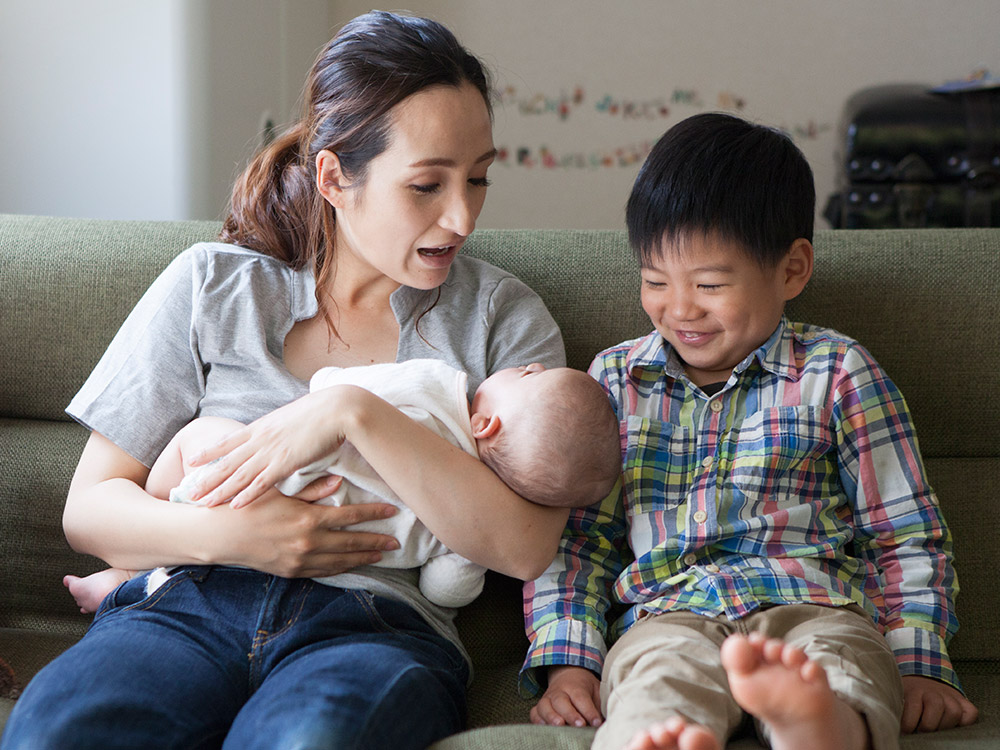 DẠY BÉ TẬP NÓI: 1 TRONG NHỮNG KHOÁ HỌC HOT NHẤT TẠI MAMIBABI

“Đừng để tới khi con chậm nói mới bắt đầu dạy con nói”. Đây là điều mình vẫn thường nói với nhiều mẹ tại Mamibabi.

Chúng ta đang sống trong thời đại số, điện thoại, ipad phủ sóng khắp nơi. Nhiều gia đình thường cho con xem TV nhiều tiếng đồng hồ để bố mẹ được “rảnh tay”. Và đó chính là một trong những nguyên nhân lớn khiến nhiều trẻ bị chậm nói trong những năm gần đây.

Dạy con tập nói không phải để con biết nói sớm, mà là để con biết nói ĐÚNG với tiến trình lớn lên của mình và nói đúng ý, đúng nghĩa, tránh việc bị loạn ngôn.

Mình luôn khuyến khích các mẹ hãy nói chuyện với con ngay từ khi còn trong bụng mẹ, và tới khi con ra đời, vẫn cần nói chuyện mỗi ngày với con. 

Trẻ sơ sinh 0 - 3 tháng chưa thể nói được, nhưng não của bé vẫn hàng ngày “ghi chép” các từ ngữ, âm thanh bé nghe được xung quanh. Đây chính là nền tảng để bé nói tốt, hoạt ngôn khi đến tuổi biết nói. 

Khoá học “Dạy bé tập nói” của Mamibabi là một trong những khoá hot nhất, nhận được rất nhiều phản hồi tốt từ các mẹ:
- Cụ thể, dễ hiểu, dễ làm theo
- Có sẵn các mẫu câu để mẹ trò chuyện với bé hàng ngày, tránh bị “ngượng ngịu”
- Dạy cách nói phù hợp với từng giai đoạn phát triển của bé
- Các trò chơi phù hợp với tháng tuổi của bé
- Các chủ đề nên nói với bé 
- Các dấu hiệu cần đưa bé đi khám

Các mẹ có thể học ngay tại https://mamibabi.com.vn/coursev2/5/khoa-hoc-day-be-tap-noi-phong-ngua-cham-noi-cho-tre-tu-0-6-tuoi
____________________________________

Mamibabi là ứng dụng thai giáo và giáo dục sớm duy nhất tại Việt Nam được xây dựng theo hướng “1 tài khoản – ngàn nội dung”, bạn chỉ cần mua tài khoản VIP Mom 1 lần duy nhất để đọc hàng ngàn nội dung về nuôi dạy con. 

- Hơn 3000 hoạt động thai giáo giúp mẹ vui bé khỏe https://mamibabi.com.vn/vip/info?mode=1
- Hơn 1000 bản nhạc thai giáo và karaoke thai giáo
- Hơn 1000 bài thơ và câu truyện thai giáo tiếng Anh, tiếng Việt, Ehon, audio
- Hơn 500 hoạt động giáo dục sớm cho bé từ 0 - 6 tuổi
- Hơn 300 món ăn dặm cho bé từ 6 tháng đến 2 tuổi  
- Thực đơn 280 ngày mang thai cho mẹ bầu  
- 43 khóa học toàn diện và chuyên sâu dành cho mẹ bầu và bé 0 - 6 tuổi: https://mamibabi.com.vn/khoa-hoc