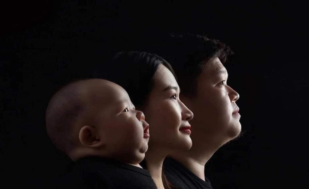 HÃY CHỤP ẢNH CÙNG CON, CHỨ KHÔNG CHỈ LÀ CHỤP ẢNH CHO CON

Hôm nay mình vô tình xem được bức ảnh này trên mạng với chú thích “concept chụp ảnh gia đình”. Trông dễ thương quá phải không ạ, nhất là khuôn mặt “nọng cằm” của em bé. 

Khi các mẹ mang bầu, mình rất khuyến khích chụp ảnh bầu theo từng tháng, thậm chí từng tuần, và làm thành 1 cuốn album, để sau này nhìn lại thấy được sự thay đổi của mẹ, sự lớn lên của bé.

Sau khi bé ra đời, rất nhiều bố mẹ “nghiện” chụp ảnh con mà lại quên chụp chính mình. Nếu có thể, bố mẹ hãy chụp ảnh cùng con hàng ngày, hàng tuần, hàng tháng, để sau này con lớn lên, xem lại, có thể thấy được gia đình chúng ta đã gắn kết thế nào. Không cần máy ảnh xịn xò phức tạp gì cả, bố mẹ cùng con chụp bằng điện thoại chính những khoảnh khắc đời thường là thú vị nhất đó ạ.

Làm cha mẹ là một hành trình vất vả nhưng đầy thú vị và yêu thương, hãy cùng nhau ghi lại những khoảnh khắc đó nhé.

Và Mamibabi vẫn luôn đồng hành cùng bố mẹ và các con trên hành trình ấy với 43+ khoá học làm cha mẹ và hàng ngàn nội dung khác:

- Hơn 3000 hoạt động thai giáo giúp mẹ vui bé khỏe https://mamibabi.com.vn/vip/info?mode=1
- Hơn 1000 bản nhạc thai giáo và karaoke thai giáo
- Hơn 1000 bài thơ và câu truyện thai giáo tiếng Anh, tiếng Việt, Ehon, audio
- Hơn 500 hoạt động giáo dục sớm cho bé từ 0 - 6 tuổi
- Hơn 300 món ăn dặm cho bé từ 6 tháng đến 2 tuổi  
- Thực đơn 280 ngày mang thai cho mẹ bầu  
- 43 khóa học toàn diện và chuyên sâu dành cho mẹ bầu và bé 0 - 6 tuổi: https://mamibabi.com.vn/khoa-hoc