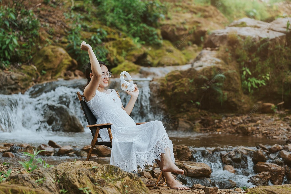 CÙNG KHÁM PHÁ KHO NHẠC KHỔNG LỒ DÀNH CHO THAI NHI VÀ MẸ BẦU TẠI MAMIBABI

Mamibabi là một trong những ứng dụng thai giáo sở hữu kho nhạc thai giáo đồ sộ nhất dành cho các mẹ bầu và bé yêu https://mamibabi.com.vn/nhac-thai-giao 

- Album mới được cập nhật mỗi tuần
- Đa dạng thể loại: nhạc thiếu nhi, nhạc thiền – yoga, nhạc giao hưởng, nhạc không lời, piano, guitar, hát ru… 
- Gợi ý nhạc theo từng giai đoạn: 3 tháng đầu, 3 tháng giữa, 3 tháng cuối, tháng thứ 1, tháng thứ 2…
- Gợi ý nhạc theo tâm trạng của mẹ: vui nhộn, tĩnh tâm, trầm lắng… 
- Có nội dung karaoke để mẹ cùng hát cho bé nghe

Nhạc thai giáo không chỉ giúp thư giãn cho mẹ mà còn giúp bé yêu phát triển thính giác, não bộ, trí thông minh… ngay từ khi còn trong bụng mẹ 

----------------------------------------------------

Mamibabi là ứng dụng thai giáo và giáo dục sớm duy nhất tại Việt Nam: 
• Được sáng lập bởi chuyên gia thai giáo Phạm Ngọc Thắng, tác giả cuốn sách “Rủ chồng thai giáo”
• Được xây dựng theo hướng “1 tài khoản – ngàn nội dung”, bạn chỉ cần mua tài khoản VIP Mom 1 lần duy nhất để đọc hàng ngàn nội dung: 

- Hơn 3000 hoạt động thai giáo giúp mẹ vui bé khỏe https://mamibabi.com.vn/vip/info?mode=1
- Hơn 1000 bản nhạc thai giáo và karaoke thai giáo
- Hơn 1000 bài thơ và câu truyện thai giáo tiếng Anh, tiếng Việt, Ehon, audio
- Hơn 500 hoạt động giáo dục sớm cho bé từ 0 - 6 tuổi
- Hơn 300 món ăn dặm cho bé từ 6 tháng đến 2 tuổi  
- Thực đơn 280 ngày mang thai cho mẹ bầu  
- 43 khóa học toàn diện và chuyên sâu dành cho mẹ bầu và bé 0 - 6 tuổi: https://mamibabi.com.vn/khoa-hoc