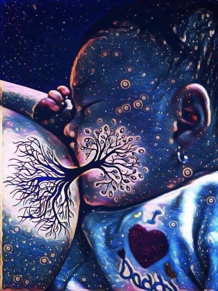 HÃY CHO HAI TA 6 TUẦN MẸ NHÉ 🤗

Mẹ thân mến!

Mẹ hãy giữ lá thư này và mỗi khi cảm thấy mệt mỏi hay khó khăn thì lấy ra đọc nhé.
Mong mẹ đừng quá hy vọng vào con, một đứa trẻ mới sinh và cũng đừng quá hy vọng vào mình, một người lần đầu làm mẹ. Hãy cho cả hai ta 6 tuần để làm quen mẹ nhé! 6 tuần để con lớn hơn, ổn định và dễ đoán hơn. 6 tuần để mẹ nghỉ ngơi và thư giãn, chờ cơ thể hồi phục.

Xin mẹ hãy cho con ăn khi con đói chứ đừng bắt con ăn theo cữ. Con chẳng biết đói là gì và thời gian là thế nào khi còn trong tử cung mẹ.

Xin mẹ hãy ôm, hôn và chạm vào con nhiều nhất có thể. Con đã luôn được ôm chặt suốt 9 tháng và chưa bao giờ cảm thấy cô đơn trước đây mà.

Xin mẹ hãy tha thứ nếu con khóc quá nhiều. Con không phải rắc rối được gửi đến để làm phiền cuộc sống của mẹ. Chỉ là cách duy nhất con có thể làm để mẹ biết con đang không thoải mái chính là khóc. Chờ con một thời gian ngắn thôi, khi quen với cuộc sống này hơn, con sẽ khóc ít đi và biết cách ra tín hiệu cho mẹ.

Mẹ hãy dành thời gian tìm hiểu con mẹ nhé. Để xem con khác biệt với mẹ thế nào. Hãy quan sát con thật nhiều và con cũng sẽ có cách an ủi mẹ, khiến mẹ vui hơn.

Con kiên cường lắm mẹ ạ. Mẹ cũng chỉ là một người mới làm mẹ lần đầu nên có lỡ sai lầm gì, con cũng không trách mẹ đâu. Chỉ cần mẹ luôn dành tình yêu thương cho con, con sẽ không bị tổn thương gì hết.

Xin mẹ đừng thất vọng vì con không phải đứa trẻ hoàn hảo như mẹ từng mong đợi hay mẹ không phải người mẹ tuyệt vời như đã tưởng tưởng.

Xin mẹ hãy chăm sóc bản thân mình, ăn một chế độ ăn uống cân bằng, nghỉ ngơi và tập thể dục thật nhiều để khi chúng ta ở bên nhau, mẹ sẽ có đủ sự kiên nhẫn và năng lượng để chăm sóc cho con.

Mẹ cũng đừng quên quan tâm đến những mối quan hệ khác ngoài con với mẹ. Con luôn mong mẹ được hạnh phúc.

Cuối cùng, mong mẹ hãy giữ hình ảnh con trong những ngày này thật sâu trong tim. Con sẽ chỉ như thế này trong một khoảng thời gian rất ngắn thôi mẹ ạ. Mặc dù con có thể khiến cuộc sống của mẹ bị đảo lộn nhưng mọi thứ sẽ trở lại bình thường nhanh thôi.

Hãy hạnh phúc mẹ nhé! Con sẽ không bao giờ là một đứa trẻ sơ sinh thêm một lần nữa đâu.