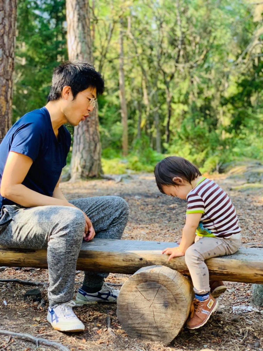 -- Confession của một ông (mới làm) bố 👨‍👦 --

Nhân một ngày gặp mấy em bé sơ sinh nhìn yêu ơi là yêu và bắt đầu... thèm. Thế là mẹ tranh thủ phỏng vấn bố Kê về chuyện làm bố bạn Tẹt. Tâm sự của bố Kê. Chuyển ngữ by Mẹ Tẹt. Xin dành tặng tất cả các bố, mẹ và em bé trên đời 🤗🤗

1 - Tôi khóc còn to hơn vợ trong khoảnh khắc con chui ra chào đời. Một là vì bị vợ túm chặt tay, cấu véo cả mấy tiếng đồng hồ, đau quá! Hai là vì sao nữa thì tôi cũng chịu, chỉ biết nước mắt cứ trào ra khi thấy vũ trụ này cho tôi nhiều quá. Nước mắt nhoè làm tôi chẳng nhìn thấy gì trước mặt, ngoài hai thiên thần tuyệt đẹp, là vợ và con tôi.

2 - Ai bảo đàn ông thô ráp? Tôi đây có thể da tiếp da với con cả ngày. Đặt nó nằm lên ngực mình, hít mùi tóc nó và nghe nó đánh r*m bủm bủm rất phê.

3 - Đồ xì xoẹt của bọn mới sinh không mùi lắm đâu. Đến tập 2 tôi sẽ vẫn xin làm chân thay bỉm, nhưng mà cho đến khi con tập ăn dặm thôi nhé hehe.

4 - Ước gì tôi cũng có sữa. Tôi muốn thử cảm giác cho con ti. Ước thật đấy!

5 - Vợ cứ hay dỗi là đêm con khóc mà tôi cứ ngủ khì khì. Oan quá! Thực ra trừ những lúc giả vờ ra, thì tôi thật tình chẳng nghe thấy gì luôn 😀 Khổ, chắc do bố con tôi chưa kịp về cùng tần số thôi mà.

6 - Vợ tôi như bị bỏ bùa.

Trước đây vợ vốn đã "nhây nhây", thuộc thành phần quá khích rồi. Giờ còn khủng hơn:
Một khi đã phê thì lên nóc nhà. Nhưng chỉ tích tắc sau lại có thể tụt mood không phanh.
Như khi thấy cô ấy trò chuyện cùng con mà thằng ku ọ oẹ đáp lại, thì bạn có thể thấy mắt cô ấy long lanh như bị mê hoặc, chắc đang lơ lửng trên mây. Ấy nhưng, cũng là cô ấy, lại có thể khóc nức nở ngon lành khi tối đó dỗ mãi thằng con không chịu ngủ.

Cảm giác của tôi giống như ... thái giám trong cung, phải biết nhìn trước lựa sau mà liệu. Ví dụ khi vợ hỏi: "Tối nay ăn gì?" thì tôi cũng phải biết nhìn con, rồi quay sang nhìn vợ để mà đoán là vợ đang tâm trạng ra sao, để còn biết đường mà đối đáp.

Đến khi tôi kịp quen với sự thất thường mong manh của vợ thì Tẹt cũng đã được 1 tuổi, và hình như vợ tôi dần trở lại là mình như xưa? Hoặc cũng có thể đó là a new normal, một sự bình thường mới chăng?

7 - Tôi đã có cảm giác bị cướp bởi ... thằng con mình. Cứ nhìn cách vợ ôm con rồi âu yếm: "Yêu con nhất trên đời". Tôi thấy câu này quen quen, xưa được nghe nhiều rồi, khác có mỗi một chữ thôi. Mà cũng lâu lâu rồi tôi chưa được ôm như thế thì phải. 🤪

8 - Hát ru không dễ. Và với tôi, để tự tin hát và nhảy cùng con được như bây giờ là cả một quá trình đấu tranh vượt lên chính mình. Ngượng lắm! Thử hỏi các ông bố khác xem, cái trò hát hò khó chết đi được.

9 - Bố con tôi thực ra không thân thiết ngay được trong mấy tháng đầu. Phải đến khi con được 7 tháng, có một hôm, Tẹt bò ra ngồi trước gương, rồi ngoái lại nhìn tôi, rồi mỉm cười, rồi vẫy tay gọi tôi. Cảm giác thật đặc biệt. Lúc đó, tôi biết là hai đứa tôi đã dò được tần số của nhau. Tôi là bố và Tẹt là con tôi. Giờ thì chúng tôi là hai đồng âm.

10 - Trong tương lai của tôi luôn có Tẹt.

Giờ ra đường, hễ nhìn thấy một đứa bé đang đạp xe, là tôi lập tức tưởng tượng về một ngày tôi sẽ cùng Tẹt đi chọn xe, dạy con tập đi ra sao, rồi hai bố con cùng mặc áo đôi và đạp xe trong rừng.

Tôi đã từng nghĩ mấy năm nữa sẽ qua Mỹ sống nhưng giờ chắc sẽ không đi nữa. Vì môi trường hiện tại có lẽ thích hợp cho Tẹt phát triển hơn.

Tóm lại, tôi nhận ra từ khi có Tẹt, bất kì suy nghĩ gì của tôi cũng đều hướng về con và ra quyết định dựa vào cân nhắc cho tương lai con. Chắc ông bố bà mẹ nào cũng vậy thôi nhỉ.

11 - Đôi khi tôi thấy thèm... có một đứa nữa.

Sự thật là trước đây tôi không quan tâm đến trẻ con nói chung cho lắm đâu. Ấy vậy là giờ nhìn mấy em bé sơ sinh nhỏ xíu tôi thấy đáng yêu ghê. Có lẽ vì Tẹt đã bước sang giai đoạn toddler mà tâm sinh lí như teenager, khi thì lí lắc lúc thì lí sự. Cho nên tôi thấy nhớ cái khúc Tẹt còn bé xíu, gi gỉ gì gi cũng cần bố mẹ.

Lần đầu làm bố mẹ, cái gì cũng bỡ ngỡ. Mỗi ngày là một cuộc phiêu lưu mới lạ. Vui mà cũng mệt. Nhưng giờ bọn tôi có kinh nghiệm với cả đống kĩ năng rồi. Thế nên giờ hơi bị tự tin luôn nếu được bạn nhờ trông con hộ. Còn Tẹt number 2 thì lại là chuyện khác nha haha.
—-
Cre: Nhà Tẹt