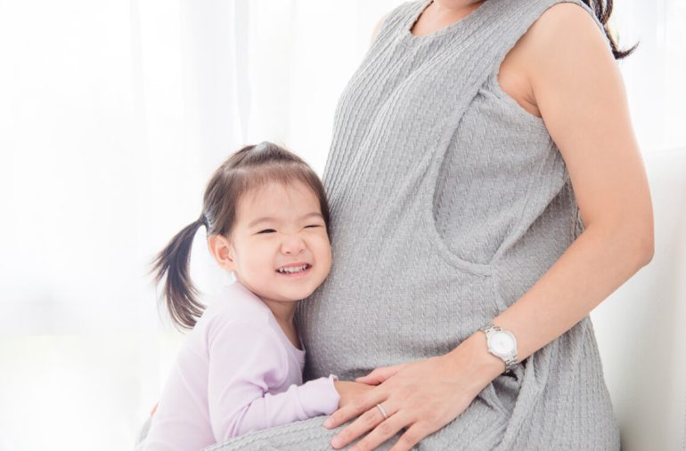 43+ KHÓA HỌC PHÙ HỢP 5 DẤU MỐC QUAN TRỌNG CỦA MỖI MẸ BẦU – MẸ BỈM

Mỗi người mẹ sẽ trải qua ít nhất 5 cột mốc dưới đây trong những năm đầu đời của con. Thấu hiểu điều đó, Mamibabi đã xây dựng lộ trình gồm 43+ khóa học cho các mẹ: 

1. Mang bầu: Các khóa học thai giáo và chăm sóc thai kỳ 
https://mamibabi.com.vn/khoa-hoc#cham-soc-thai-ky 

2. Sinh con và ở cữ: Các khóa học tiền sản và hậu sản, chăm sóc bé, EASY và luyện ngủ, nuôi con bằng sữa mẹ… 
https://mamibabi.com.vn/special/tiensanhausan

3. Con tròn 6 tháng tuổi: Khóa học ăn dặm https://mamibabi.com.vn/an-dam 

4. Con 1 – 3 tuổi: Các khóa học giáo dục sớm, luyện nói cho bé 
https://mamibabi.com.vn/khoa-hoc#gds 

5. Con 3 – 6 tuổi: Các khóa học giao tiếp với trẻ, cách khen, cách mắng… 
https://mamibabi.com.vn/khoa-hoc#gds

Mẹ có thể học được toàn bộ 43+ khóa học trên chỉ với 1 tài khoản VIP Mom Trọn đời duy nhất tại đây https://mamibabi.com.vn/vip/info?mode=9

----------------------------------------
Mamibabi là ứng dụng thai giáo và giáo dục sớm duy nhất tại Việt Nam: 
• Được sáng lập bởi chuyên gia thai giáo Phạm Ngọc Thắng, tác giả cuốn sách “Rủ chồng thai giáo”
• Được xây dựng theo hướng “1 tài khoản – ngàn nội dung”, bạn chỉ cần mua tài khoản VIP Mom 1 lần duy nhất để đọc hàng ngàn nội dung 

- Hơn 3000 hoạt động thai giáo giúp mẹ vui bé khỏe https://mamibabi.com.vn/vip/info?mode=1
- Hơn 1000 bản nhạc thai giáo và karaoke thai giáo
- Hơn 1000 bài thơ và câu truyện thai giáo tiếng Anh, tiếng Việt, Ehon, audio
- Hơn 500 hoạt động giáo dục sớm cho bé từ 0 - 6 tuổi
- Hơn 300 món ăn dặm cho bé từ 6 tháng đến 2 tuổi  
- Thực đơn 280 ngày mang thai cho mẹ bầu  
- 43 khóa học toàn diện và chuyên sâu dành cho mẹ bầu và bé 0 - 6 tuổi: https://mamibabi.com.vn/khoa-hoc