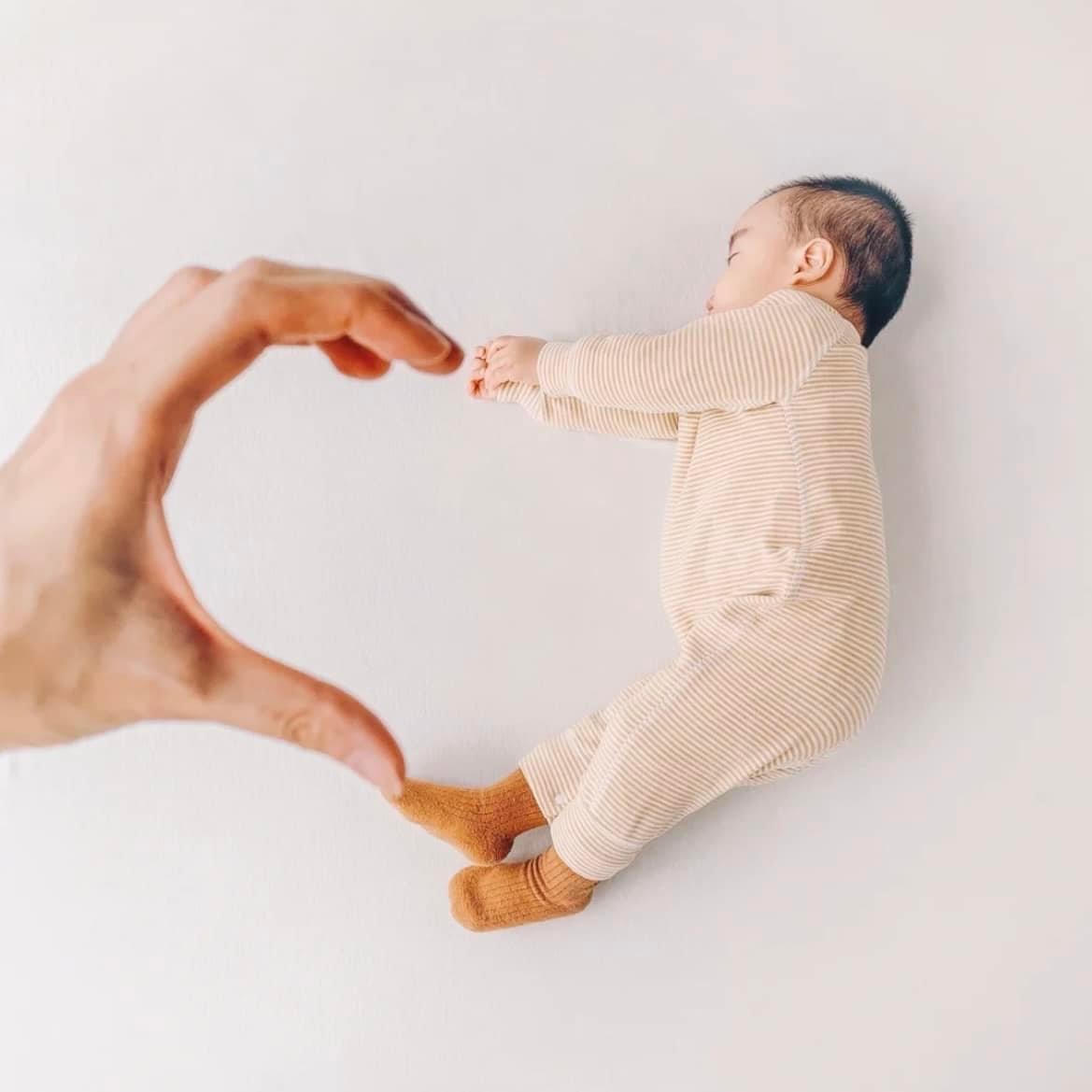 Tranh thủ con ngủ nướng, ngịch ngợm chụp hình chút xíu ba mẹ ơi!

Ngày đầu tiên của năm mới, xin được post những bức hình đáng yêu này. Mong tất cả chúng ta sẽ có một năm hạnh phúc với những thiên thần nhỏ đáng yêu của mình.

Đừng quên rằng Mamibabi luôn có sẵn hàng ngàn nội dung giúp hành trình mang bầu và làm mẹ của bạn trở nên nhẹ nhàng hơn https://mamibabi.com.vn/

2 mục tiêu của chúng mình trong 2023 là “Thêm nhiều nội dung” và “Luôn bình ổn giá”. Chúng mình vẫn đang nỗ lực từng ngày để Mamibabi là ứng dụng thai giáo và giáo dục sớm có giá tốt nhất tại Việt Nam như hiện nay! 

Chúc mừng năm mới!