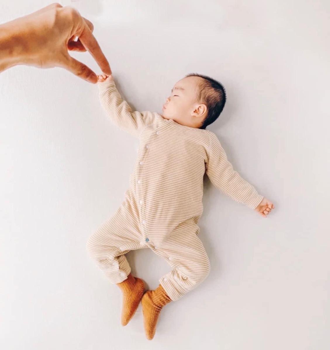 Tranh thủ con ngủ nướng, ngịch ngợm chụp hình chút xíu ba mẹ ơi!

Ngày đầu tiên của năm mới, xin được post những bức hình đáng yêu này. Mong tất cả chúng ta sẽ có một năm hạnh phúc với những thiên thần nhỏ đáng yêu của mình.

Đừng quên rằng Mamibabi luôn có sẵn hàng ngàn nội dung giúp hành trình mang bầu và làm mẹ của bạn trở nên nhẹ nhàng hơn https://mamibabi.com.vn/

2 mục tiêu của chúng mình trong 2023 là “Thêm nhiều nội dung” và “Luôn bình ổn giá”. Chúng mình vẫn đang nỗ lực từng ngày để Mamibabi là ứng dụng thai giáo và giáo dục sớm có giá tốt nhất tại Việt Nam như hiện nay! 

Chúc mừng năm mới!