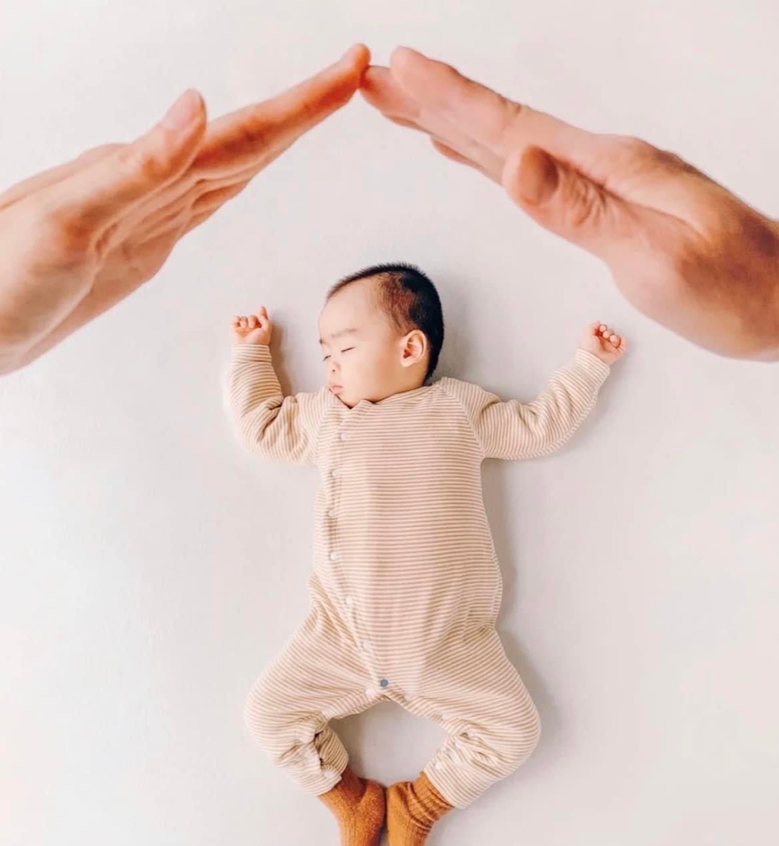 Tranh thủ con ngủ nướng, ngịch ngợm chụp hình chút xíu ba mẹ ơi!

Ngày đầu tiên của năm mới, xin được post những bức hình đáng yêu này. Mong tất cả chúng ta sẽ có một năm hạnh phúc với những thiên thần nhỏ đáng yêu của mình.

Đừng quên rằng Mamibabi luôn có sẵn hàng ngàn nội dung giúp hành trình mang bầu và làm mẹ của bạn trở nên nhẹ nhàng hơn https://mamibabi.com.vn/

2 mục tiêu của chúng mình trong 2023 là “Thêm nhiều nội dung” và “Luôn bình ổn giá”. Chúng mình vẫn đang nỗ lực từng ngày để Mamibabi là ứng dụng thai giáo và giáo dục sớm có giá tốt nhất tại Việt Nam như hiện nay! 

Chúc mừng năm mới!