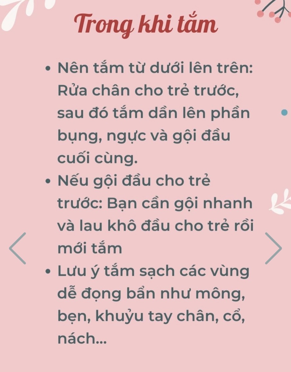 CÁCH TẮM CHO BÉ KHI TRỜI LẠNH ĐỂ BÉ KHÔNG BỊ LẠNH 

Sau Tết các tỉnh phía Bắc lại đón thêm một đợt rét mới rồi ạ. Thủ đô Hà Nội có những hôm chỉ 8, 9 độ vào sáng sớm và đêm.

Để đảm bảo sức khoẻ cho con trong những ngày này, bố mẹ lưu ý cần tắm cho con theo các nguyên tắc sau:

- Không để con “nhịn” tắm lâu ngày gây bít tắc lỗ chân lông, mất vệ sinh, viêm nhiễm, dễ ốm
- Bé sơ sinh cần được tắm trong 7 - 10 ngày đầu để làm sạch chất gây bám trên da. Các bé lớn hơn có thể tắm 2 - 3 ngày 1 lần khi trời lạnh
- Nhiệt độ nước tắm khi trời lạnh nên là 38 độ C
- Nên cho vài giọt dầu tràm vào nước tắm của bé
- Bật máy sưởi/đèn sưởi 15 phút trước khi cho bé tắm, hoặc người lớn nên tắm trước để hơi nóng lưu lại trong phòng tắm, bé tắm sau sẽ ấm hơn
- Chuẩn bị khăn to để ủ bé sau khi tắm
- Thời gian tắm tối đa là 10 phút
- Nên tắm từ dưới lên: bàn chân trước rồi tới đùi mông thân, gội đầu cuối cùng
- Nếu gội đầu trước: Cần gội nhanh, lau khô đầu rồi mới cởi đồ và tắm cho bé
- Tắm kỹ các phần dễ bẩn như bẹn, cổ, khuỷu tay chân…
- Sau khi tắm ủ ấm người cho bé, lau khô bàn chân và đi tất cho bé trước rồi mới mặc quần áo
- Bôi kem hăm cho bé trước khi mặc bỉm
- Bôi kem dưỡng ẩm sơ sinh để da bé đỡ khô nẻ
- Massage giúp làm ấm cơ thể bé và lưu thông máu tốt hơn

Trên đây là cách tắm cho bé khi trời lạnh. Đây chỉ là 1 trong 8 nội dung của khoá học “Cách chăm sóc trẻ khi trời lạnh” của Mamibabi. Mẹ có thể học ngay tại đây https://mamibabi.com.vn/interact/chamsoctretrongmuadong
____________________________________

Mamibabi là ứng dụng thai giáo và giáo dục sớm duy nhất tại Việt Nam:
• Được sáng lập bởi chuyên gia thai giáo Phạm Ngọc Thắng, tác giả cuốn sách “Rủ chồng thai giáo”
• Được xây dựng theo hướng “1 tài khoản – ngàn nội dung”, bạn chỉ cần mua tài khoản VIP Mom 1 lần duy nhất để đọc hàng ngàn nội dung về nuôi dạy con. 

- Hơn 3000 hoạt động thai giáo giúp mẹ vui bé khỏe https://mamibabi.com.vn/vip/info?mode=1
- Hơn 1000 bản nhạc thai giáo và karaoke thai giáo
- Hơn 1000 bài thơ và câu truyện thai giáo tiếng Anh, tiếng Việt, Ehon, audio
- Hơn 500 hoạt động giáo dục sớm cho bé từ 0 - 6 tuổi
- Hơn 300 món ăn dặm cho bé từ 6 tháng đến 2 tuổi  
- Thực đơn 280 ngày mang thai cho mẹ bầu  
- 44 khóa học toàn diện và chuyên sâu dành cho mẹ bầu và bé 0 - 6 tuổi: https://mamibabi.com.vn/khoa-hoc