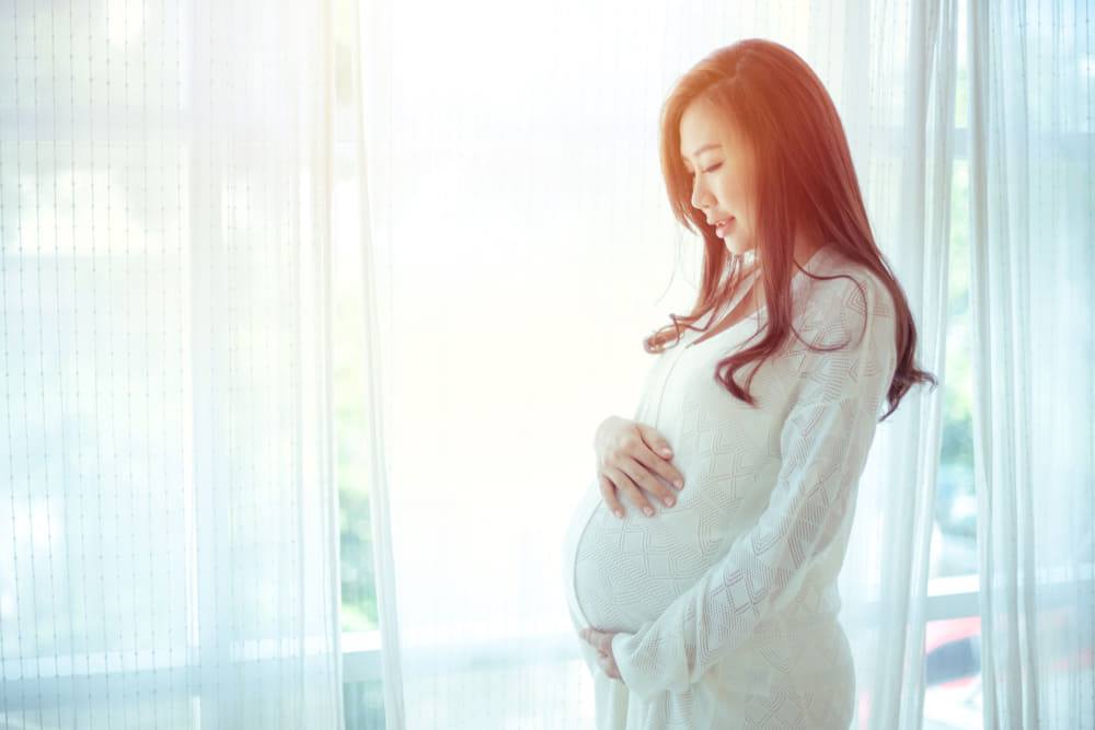 MẸ BẦU NÊN MUA GÓI VIP MOM NÀO CỦA MAMIBABI? 

Nhiều mẹ phân vân không biết mua gói VIP Mom nào nên bên mình chia sẻ cụ thể hơn để mẹ có thể lựa chọn gói phù hợp nhé! 

Hiện Mamibabi có 2 gói VIP Mom: 
- Gói trọn đời: Thời gian sử dụng trọn đời, không giới hạn số năm, sau này không dùng nữa có thể tặng lại cho người khác.
- Gói 1 năm: Thời gian sử dụng là 365 ngày kể từ ngày kích hoạt. 

>>> Đối với các mẹ đang mang bầu hoặc đã có con lớn và dự định sẽ sinh con tiếp: Mẹ nên mua gói trọn đời để có thể sử dụng được nhiều năm, cho nhiều con. Gói này sau khi giảm có giá 899,000đ. Mẹ xem được 100% nội dung tại Mamibabi bao gồm mang thai, thai giáo, nhạc, thơ, truyện, tiền sản – hậu sản, ở cữ, chăm sóc trẻ sơ sinh, nuôi con bằng sữa mẹ, giáo dục sớm, nuôi con thông minh… 

>>> Đối với các mẹ đã có con 3 tuổi trở lên và KHÔNG có ý định sinh thêm: Mẹ chỉ cần mua gói 1 năm. Mẹ có thể xem được các nội dung sau phù hợp với bé từ 3 tuổi: Thơ, nhạc, truyện cho bé, cách nói chuyện với bé, dạy bé giao tiếp, cách khen, cách mắng để bé nghe lời, phát triển trí thông minh…

Gói VIP Mom trọn đời hiện là gói được nhiều khách hàng của Mamibabi lựa chọn bởi đây là gói có lợi nhất cho các mẹ vì chỉ cần trả tiền một lần duy nhất và đọc được hàng ngàn nội dung về làm cha mẹ, có thể đọc bất cứ khi nào, trong suốt cuộc đời. 

Dưới đây là các nội dung mẹ bầu VIP Mom có thể đọc 
- Hơn 3000 hoạt động thai giáo giúp mẹ vui bé khỏe https://mamibabi.com.vn/vip/info?mode=1
- Hơn 1000 bản nhạc thai giáo và karaoke thai giáo
- Hơn 1000 bài thơ và câu truyện thai giáo tiếng Anh, tiếng Việt, Ehon, audio
- Hơn 500 hoạt động giáo dục sớm cho bé từ 0 - 6 tuổi
- Hơn 300 món ăn dặm cho bé từ 6 tháng đến 2 tuổi  
- Thực đơn 280 ngày mang thai cho mẹ bầu  
- 44 khóa học toàn diện và chuyên sâu dành cho mẹ bầu và bé 0 - 6 tuổi: https://mamibabi.com.vn/khoa-hoc