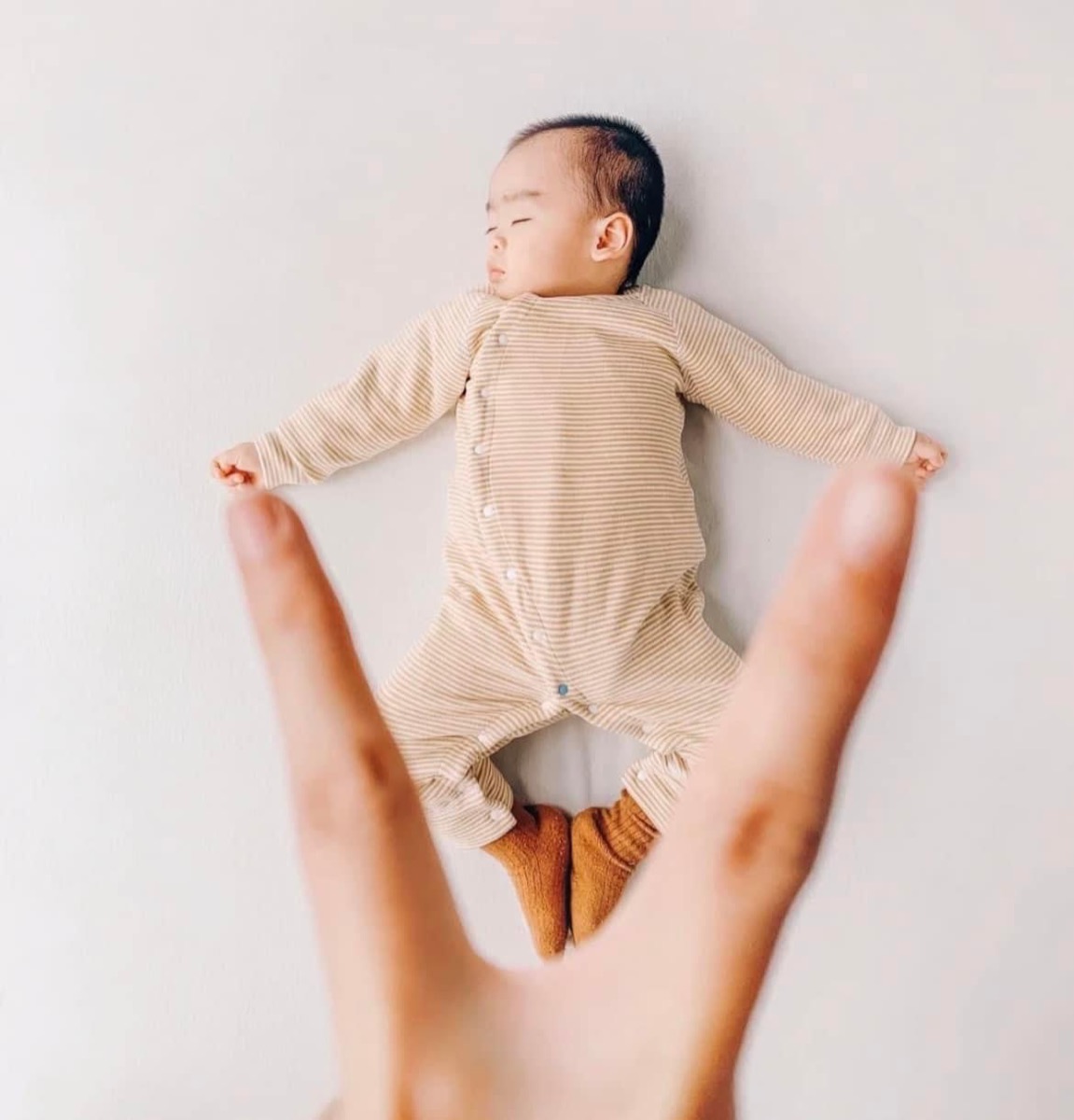 Tranh thủ con ngủ nướng, ngịch ngợm chụp hình chút xíu ba mẹ ơi!

Ngày đầu tiên của năm mới, xin được post những bức hình đáng yêu này. Mong tất cả chúng ta sẽ có một năm hạnh phúc với những thiên thần nhỏ đáng yêu của mình.

Đừng quên rằng Mamibabi luôn có sẵn hàng ngàn nội dung giúp hành trình mang bầu và làm mẹ của bạn trở nên nhẹ nhàng hơn https://mamibabi.com.vn/

2 mục tiêu của chúng mình trong 2023 là “Thêm nhiều nội dung” và “Luôn bình ổn giá”. Chúng mình vẫn đang nỗ lực từng ngày để Mamibabi là ứng dụng thai giáo và giáo dục sớm có giá tốt nhất tại Việt Nam như hiện nay! 

Chúc mừng năm mới!